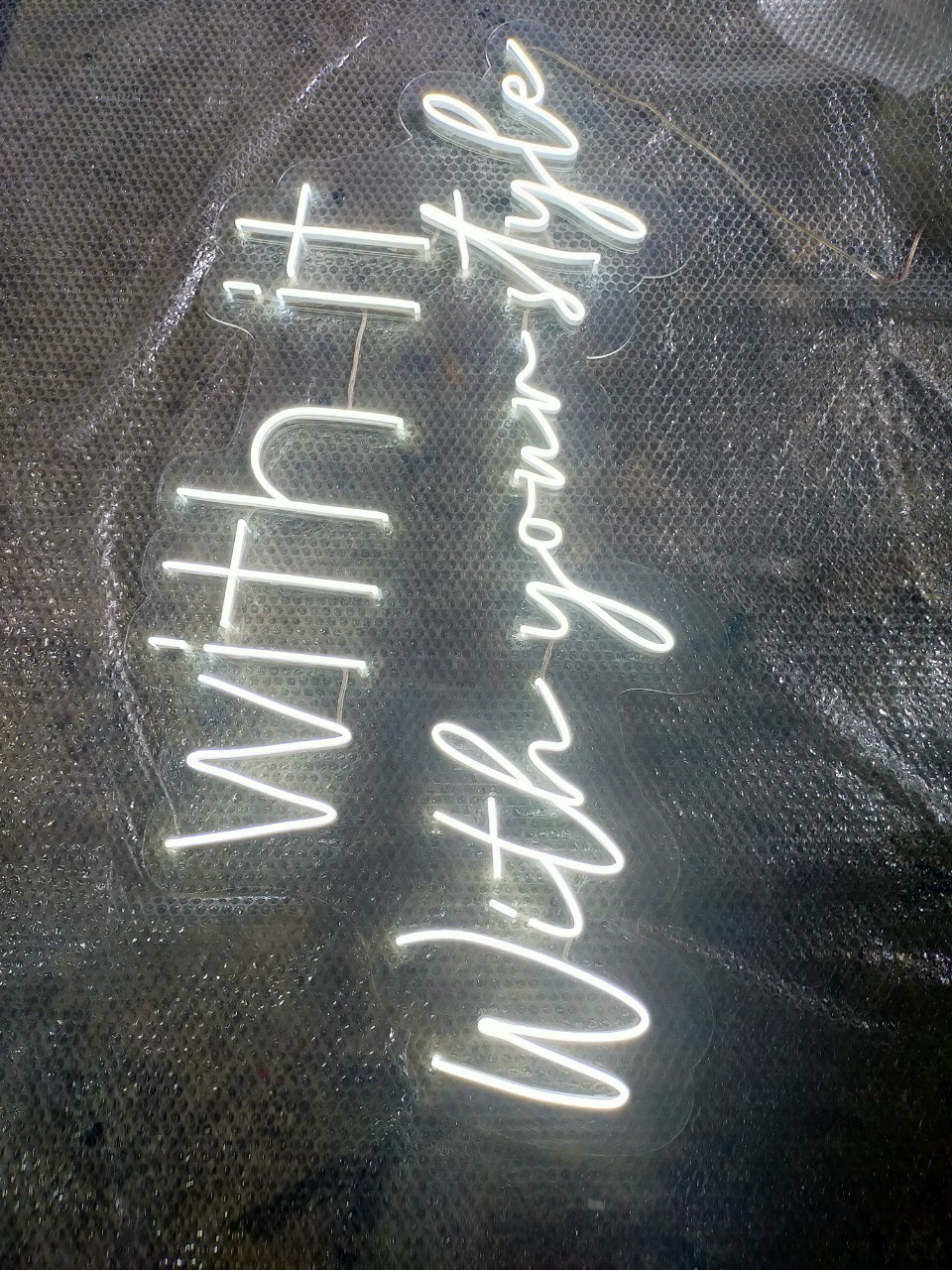 ป้ายไฟนีออน LED อะคริลิคใสรองหลัง