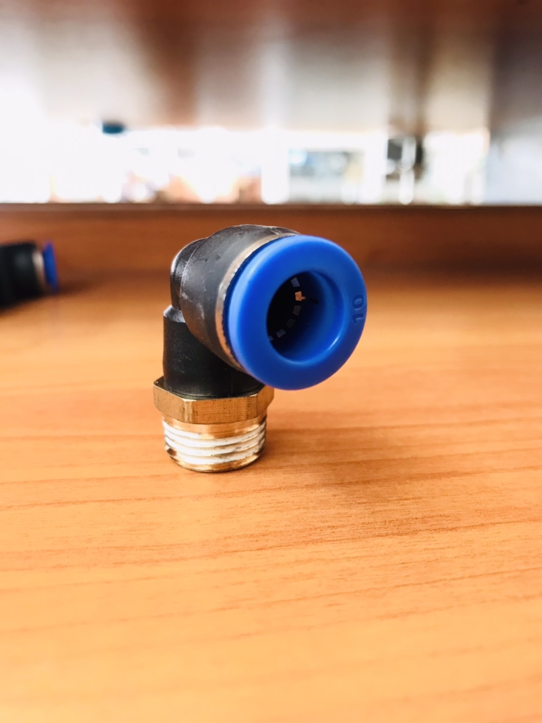 ข้อต่อลมฟิตติ้ง PL 10-03ฟิตติ้งสายลม 10 มม. เกลียวนอก 3 หุน #1003