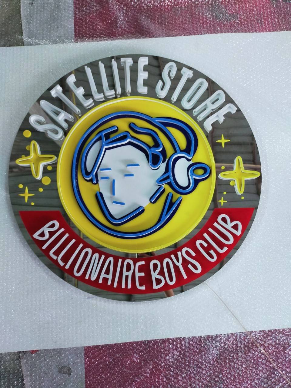 ป้ายไฟนีออนดัด LED ติดสแตนเลสเงาด้านหลัง ขนาด 70*70 cm. จำนวน 1 ชิ้น