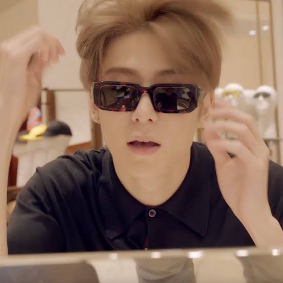 แว่นกันแดด Prada PR 06YS 06V5S0