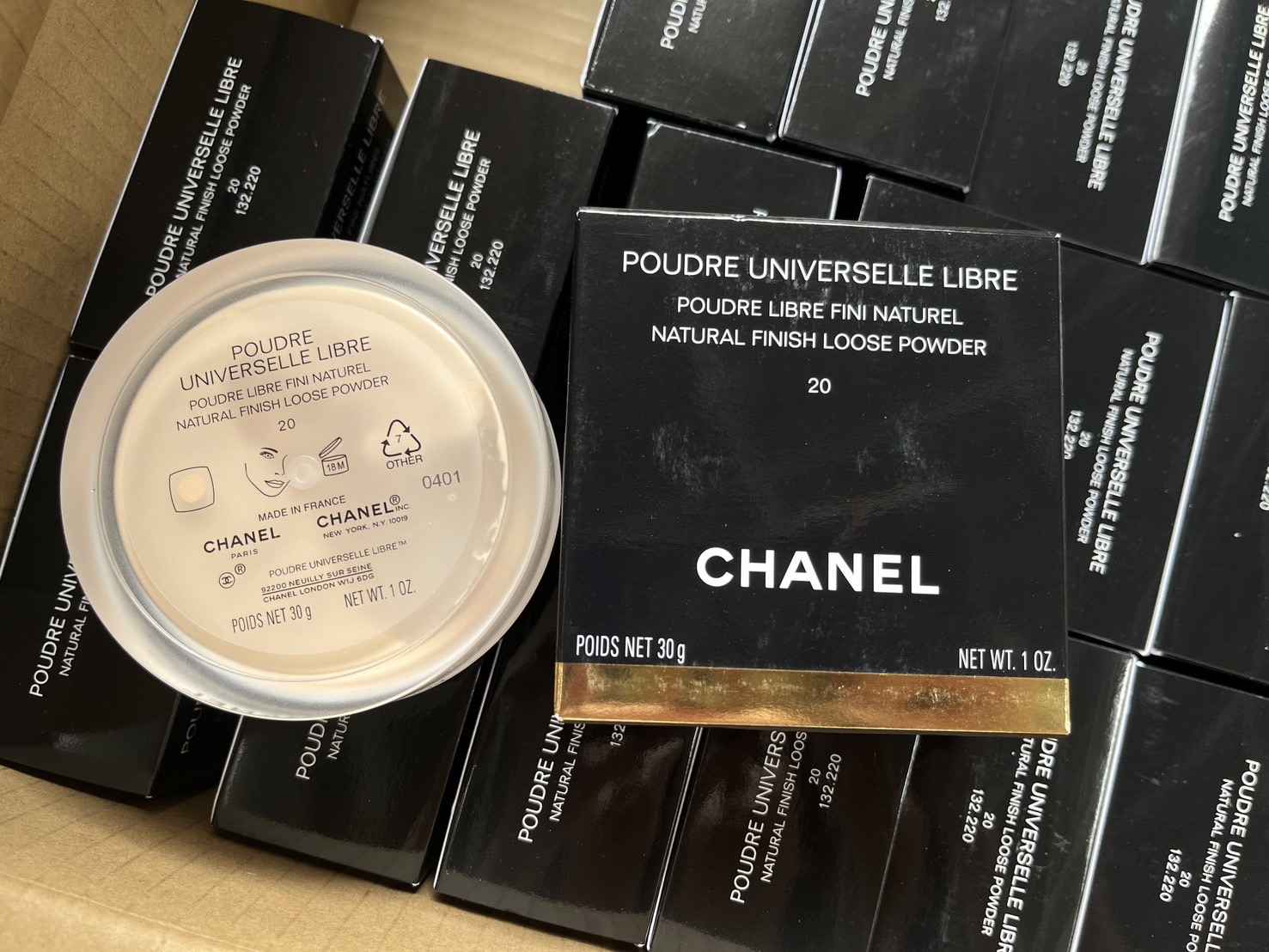 แป้งฝุ่น Chanel Poudre Universelle Libre Natural Finish Loose Powder 30g. สี 020 - claire-translucent 1
