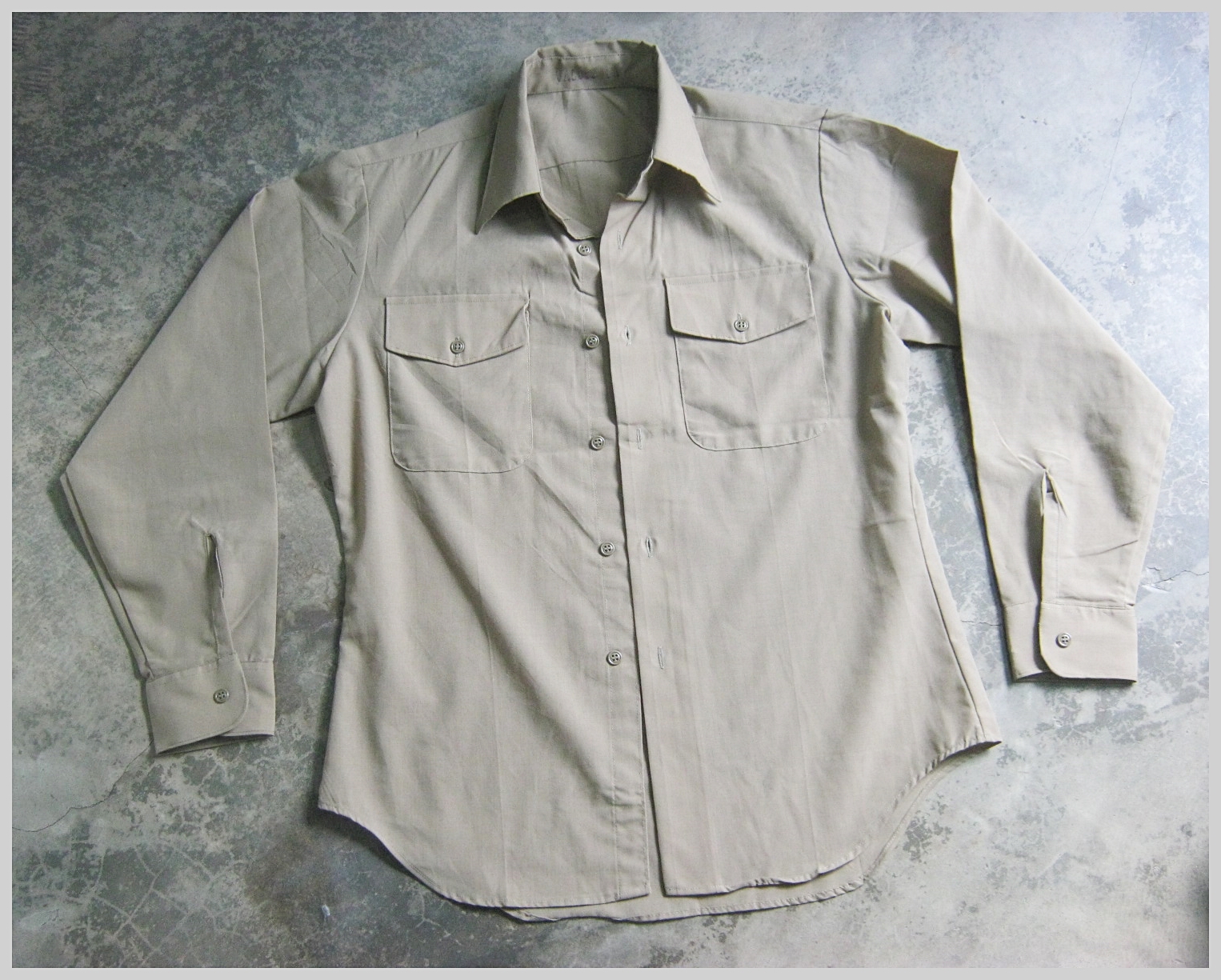 เสื้อทหารสีกากี