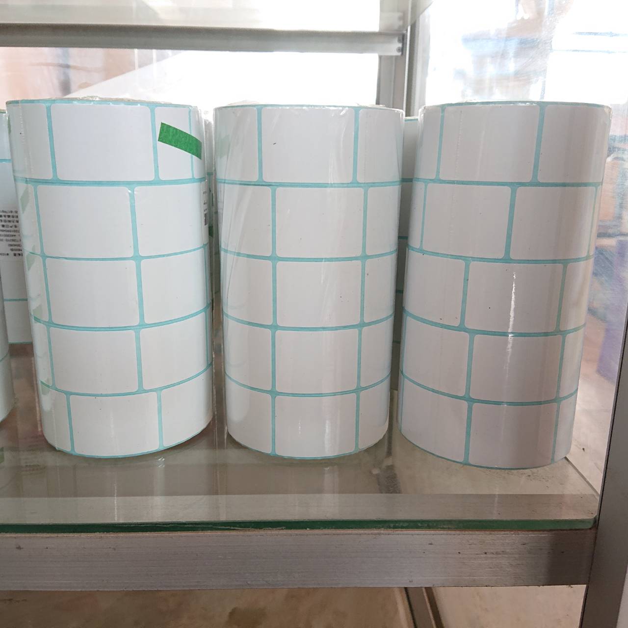 สติ๊กเกอร์บาร์โค้ดความร้อนแนวตั้ง เทอร์มอล สติ๊กเกอร์ ลาเบลม้วน ป้ายสติ๊กเกอร์ ฉลาก ฉลากการจัดส่ง สติ๊กเกอร์บาร์โค้ด กระดาษความร้อน ขนาด 30*40*800ดวง#3040800