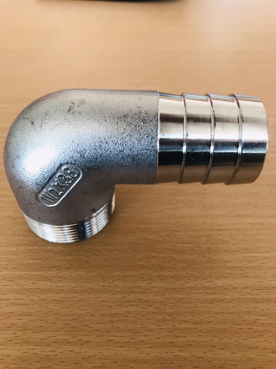 ข้องอเกลียวนอก ขนาด 1 1/2 นิ้ว หางไหล 38 mm. (1 1/2” Male Thread Elbow with 38 mm Hose Barb) #28055