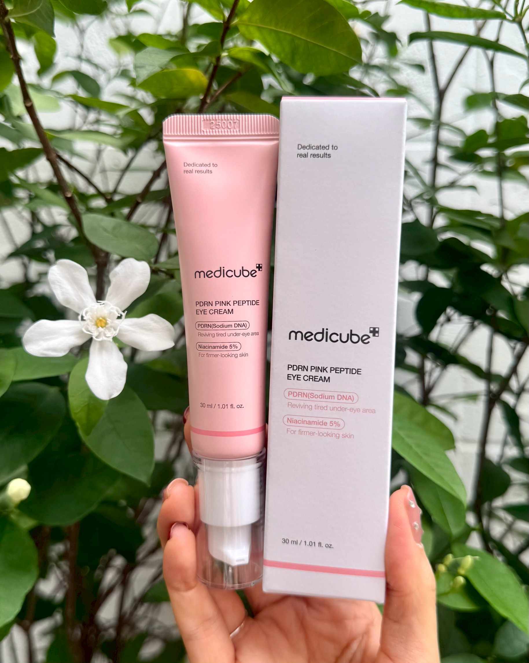 Medicube PDRN Pink Peptide Eye Cream 30ml. ครีมกู้ผิวรอบดวงตาให้ดูสดใส อ่อนเยาว์แบบเร่งด่วน!