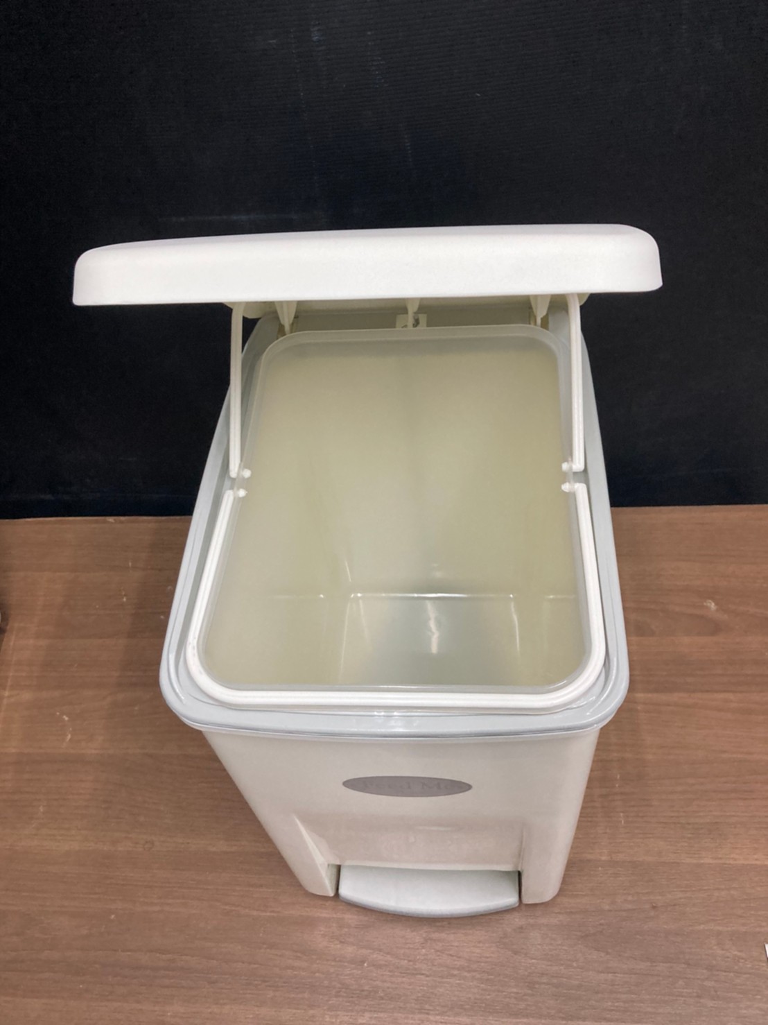 ถังขยะทรงเหลี่ยม เท้าเหยียบ 10 ลิตร