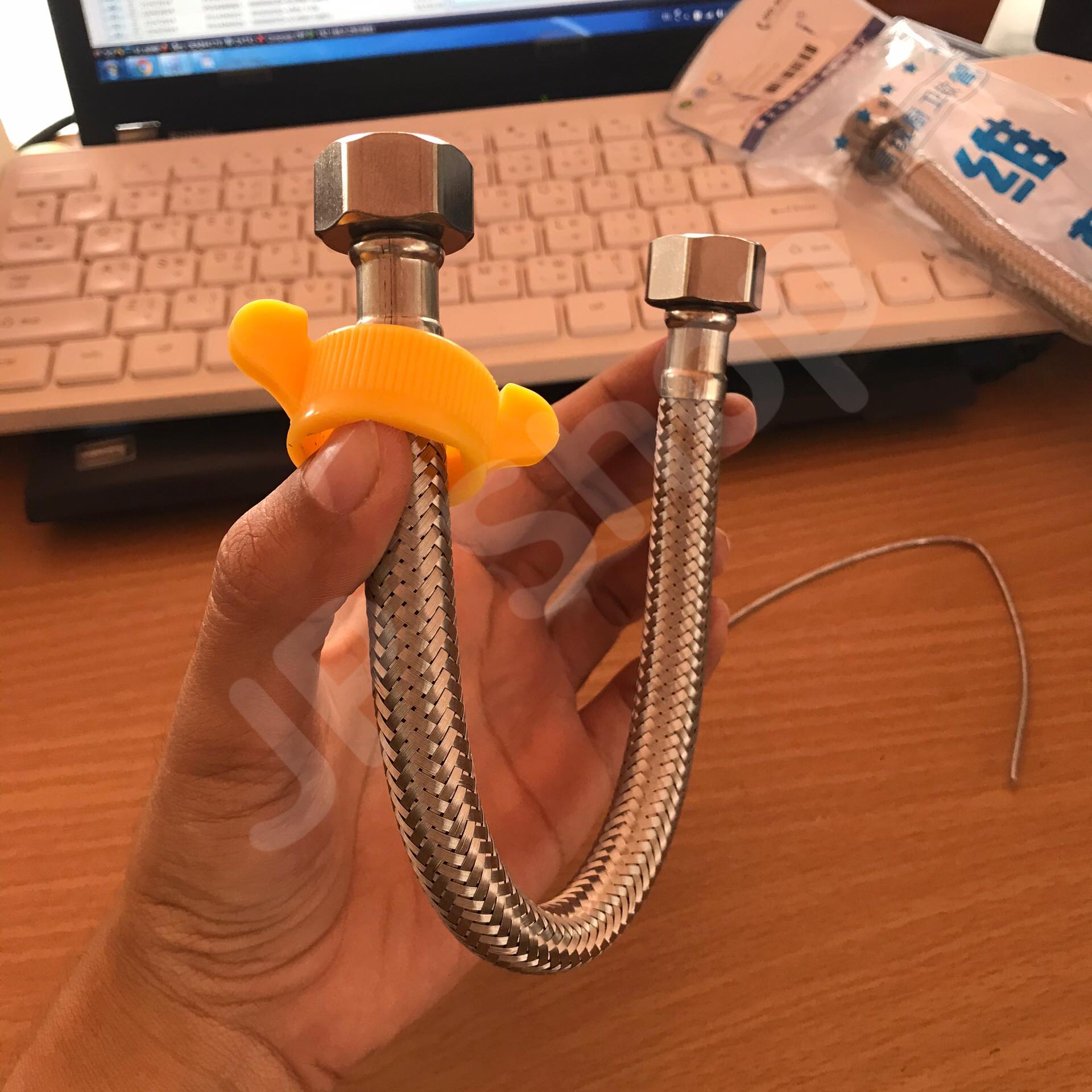 สายน้ำดี ความยาวขนาด 30 ซม. หัวสายสแตนเลส304 เกลียวใน4หุน(1/2") สำหรับต่อน้ำใช้ทั่วไป ห้องน้ำ ห้องครัว #3001