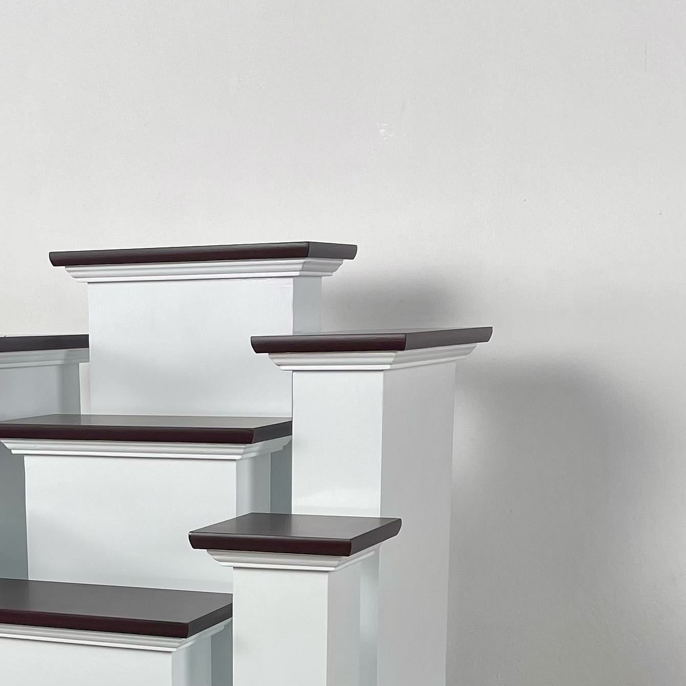 ตู้พระพร้อมแท่นโมเดิร์น หมู่ 7 หน้า 6 สีขาวท็อปน้ำตาล (ตู้สีน้ำตาล)