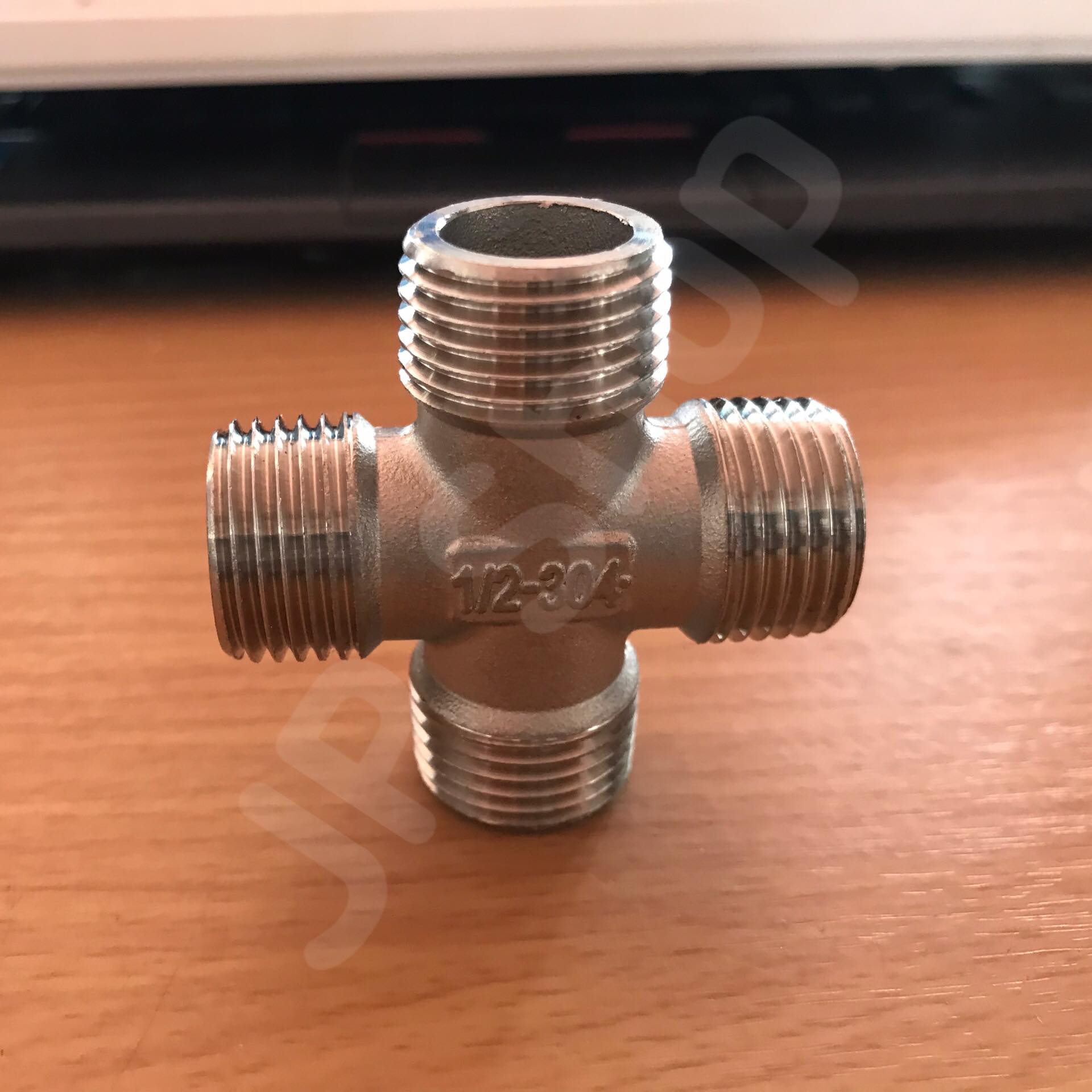 สี่ทางสแตนเลสเกลียวนอก NPT 4 หุน (12 มม.) ราคาต่อ1 ชิ้น #6095