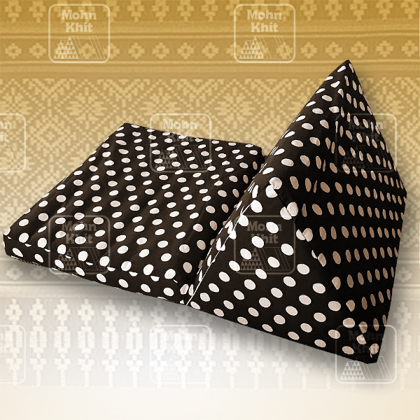 หมอนสามเหลี่ยม 15 ช่องติดเบาะ1 พับ ปลอกสวมซิป 57cmx76cmx36 cm Triangle Khit Thai Floor Cushions Traditional handmade 15 holes with 1 part of mattress.