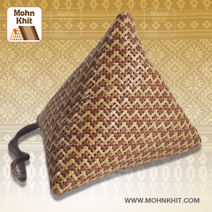 กระเป๋าเหรียญหวาย สานทรงสามเหลี่ยม // Rattan coin purse, woven in a triangular shape 10x15x7cm