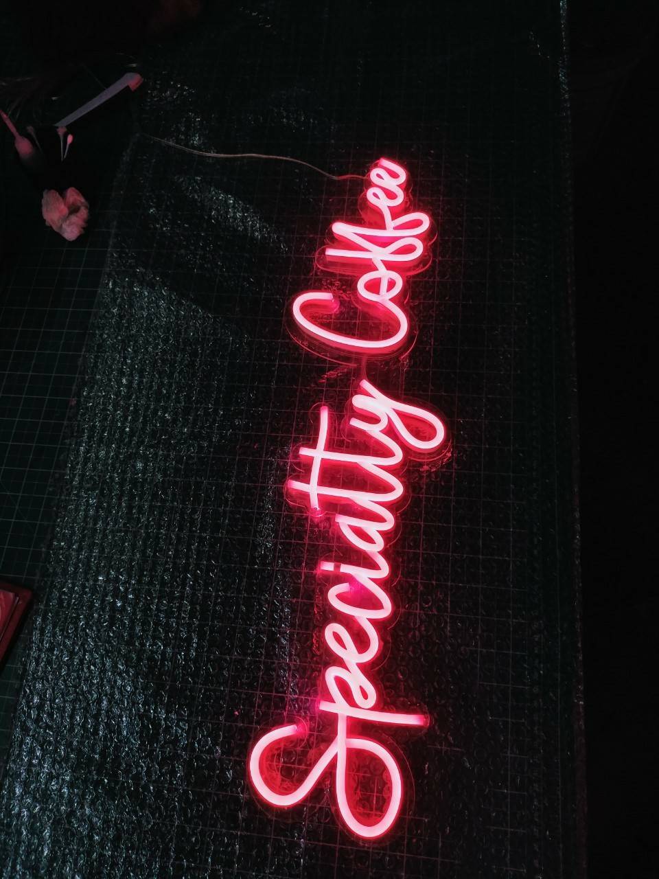 ป้ายไฟนีออยดัด LED - Specitty Collee -แสงสีชมพู -อะคริลิคใสวางหลัง 3 มิล