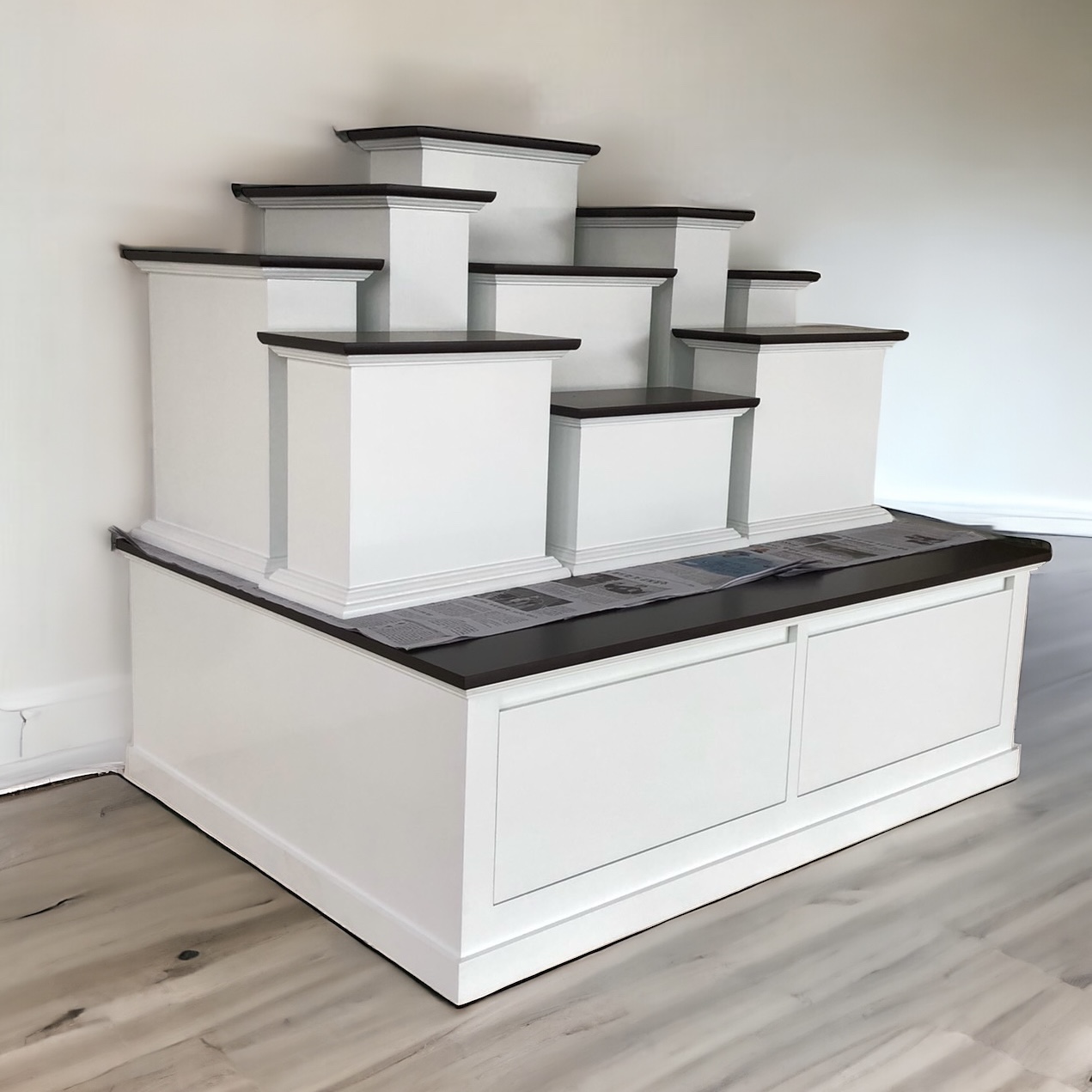 ตู้พระแบบเตี้ย 9x8 โมเดิร์น พร้อมแท่นโมเดิร์น หมู่ 9 หน้า 8 สีขาวท็อปน้ำตาล