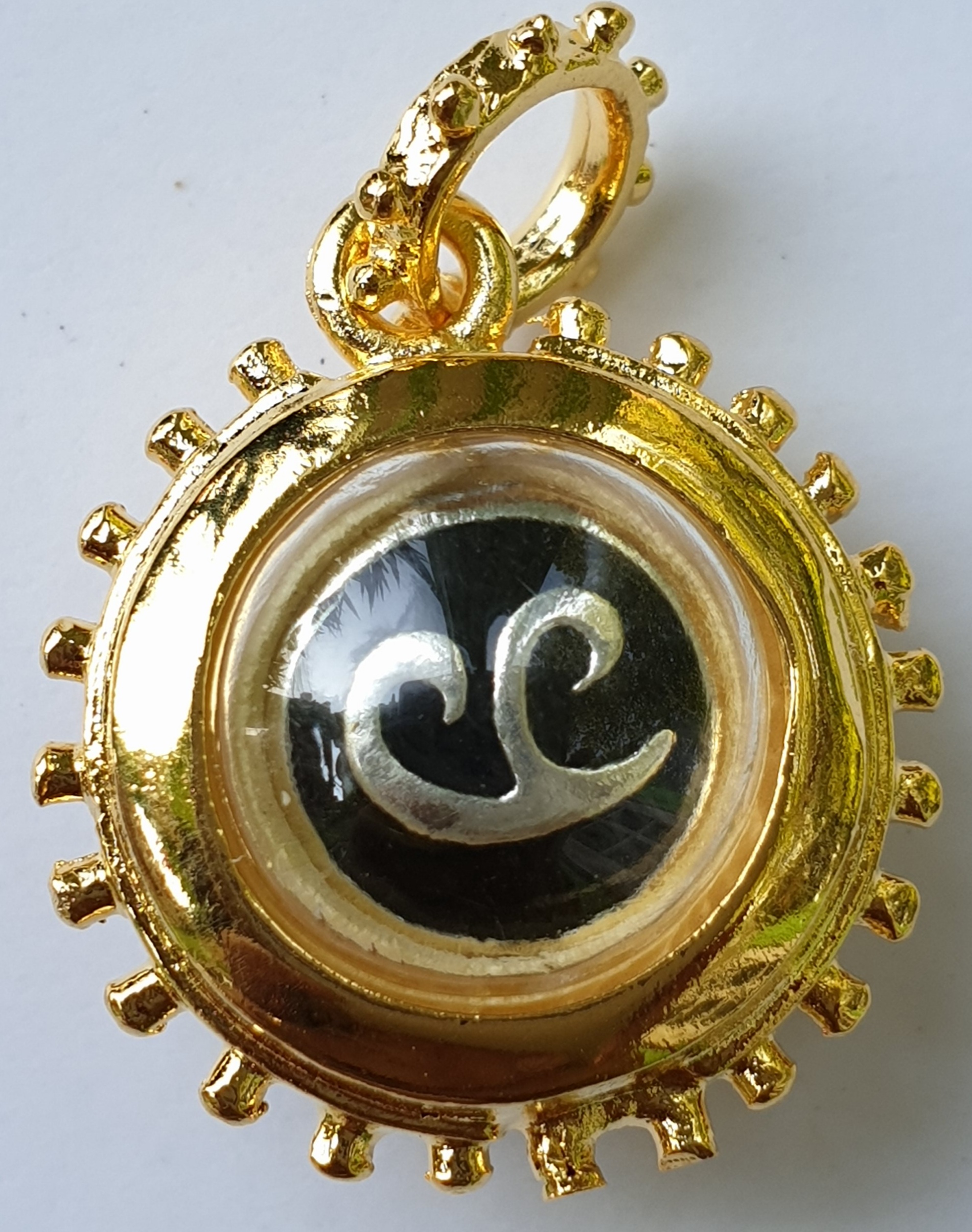 จี้ นะโม สีดำ ทอง เงิน นาค กรอบกันน้ำใส่อาบน้ำได้เลยไม่ลอกไม่ดำ พุทธคุณครอบจักรวาล เมตตามหานิยม มีโชคลาภ 1ชิ้น