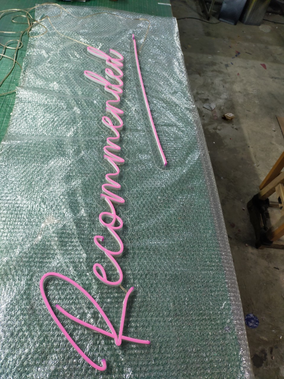 ไฟนีออน เฟค