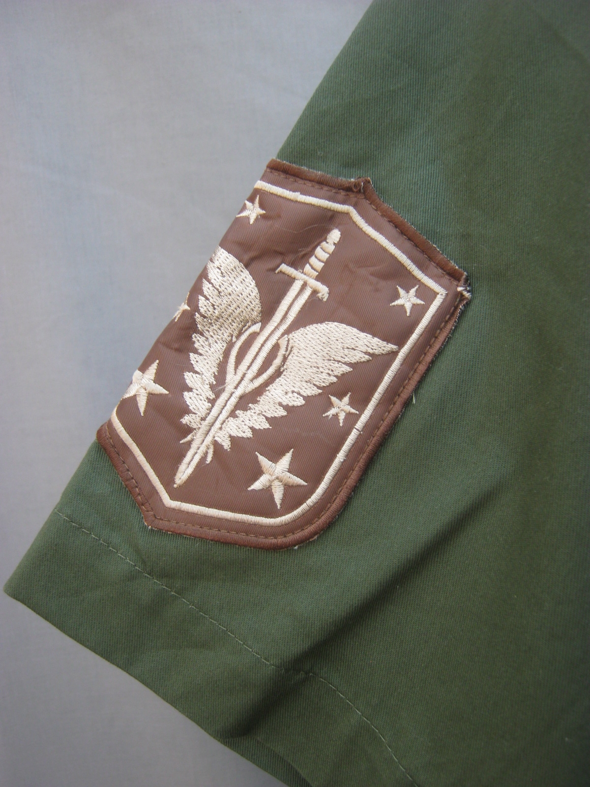 เสื้อแฟชั่นแนวทหาร