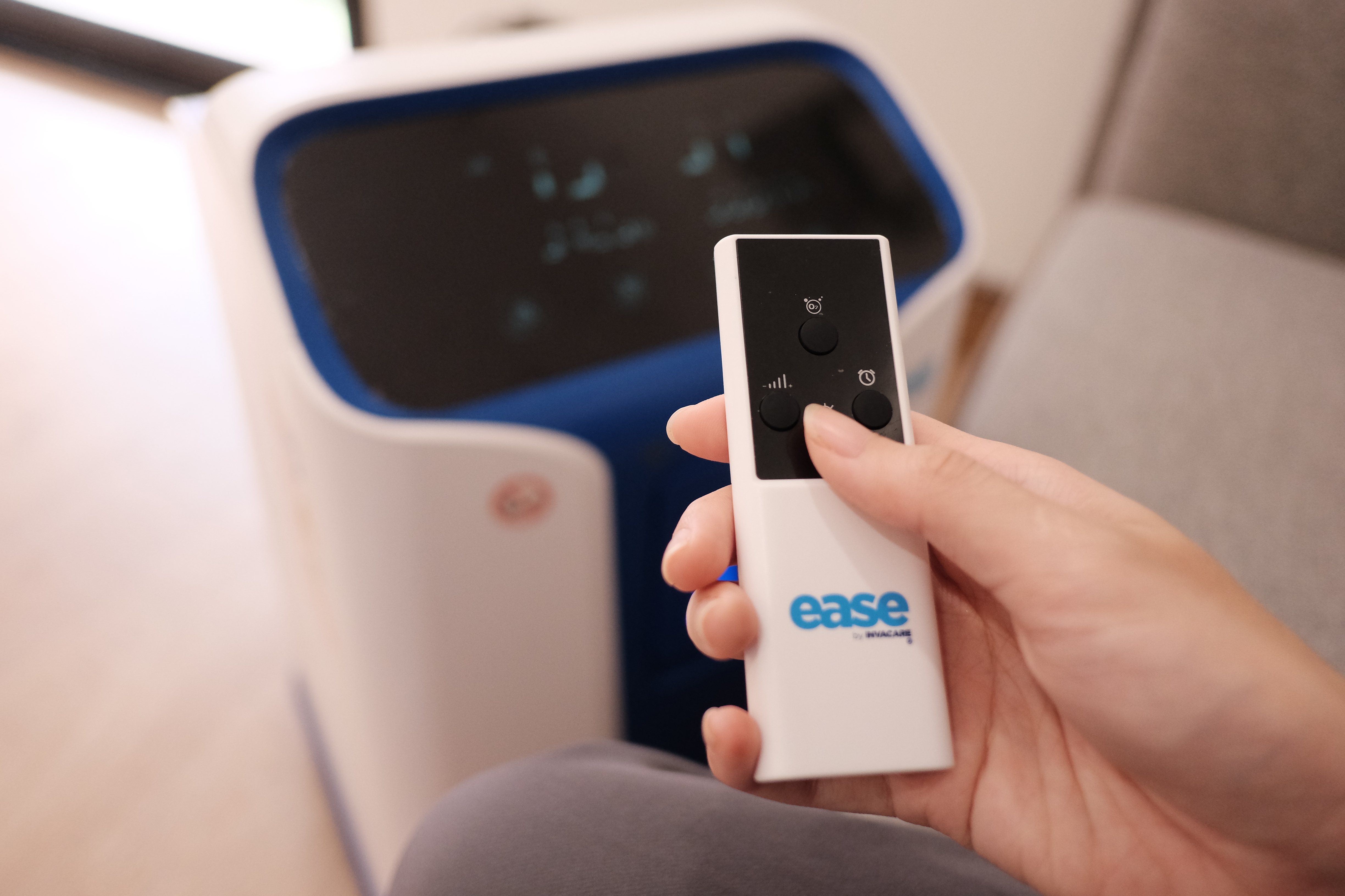 A hand holding a remote control

Description automatically generated