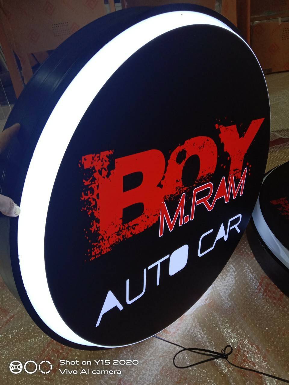 ป้ายกล่องไฟวงกลมไฟออกหน้า 1 ด้าน หน้าติดสติ๊กเกอร์ ขอบซิงค์พ่นสีดำ