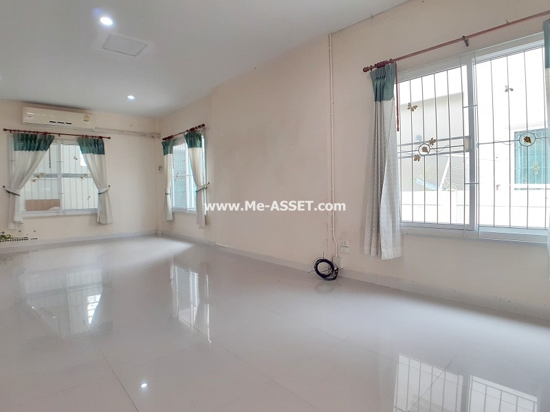 ขายบ้านแฝด ม.นลินวิลล์พลัส ถ.เคหะร่มเกล้า แขวงสะพานสูง เขตสะพานสูง กรุงเทพ / พื้นที่ 2 ชั้น 39 ตารางวา