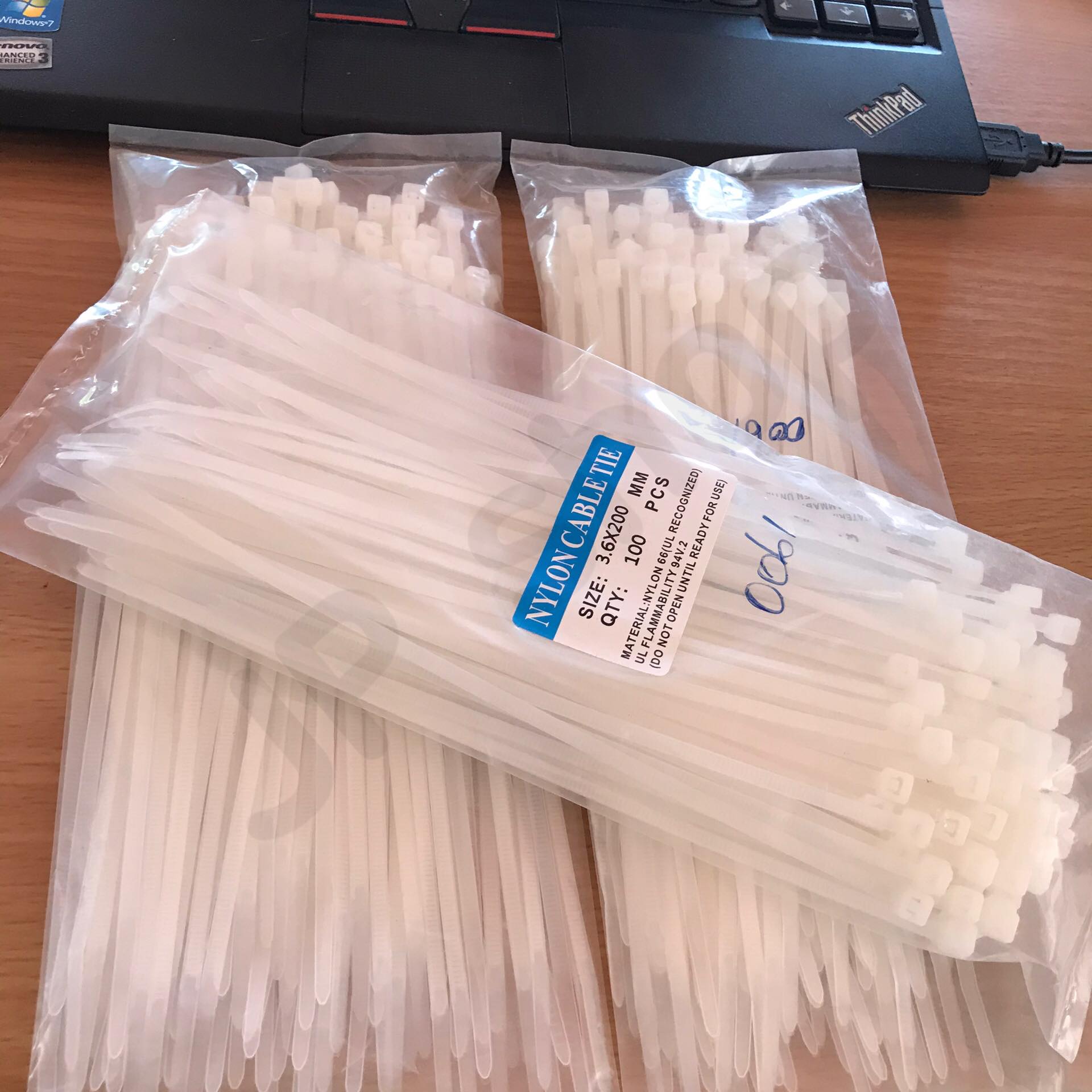 สายรัด CABLE TIE เคเบิ้ลไทร์ 8นิ้ว เหมาะสำหรับนำไปใช้งานต่าง ๆ อาทิเช่น เคเบิ้ลไทร์ใช้รัดสายไฟ, สายแลน (LAN), สายโทรศัพท์, สายสัญญาณ, สายเคเบิ้ลให้เรียบร้อย โกดังในไทย สั่งปุ๊บส่งปั๊บโกดังในไทย