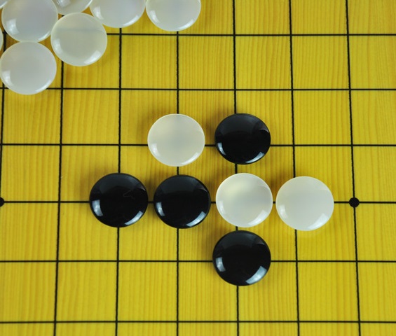 ชุดหมากล้อมไม้ขาบัว(เม็ดหินมโนราagate/โถไม้yellow spruce)