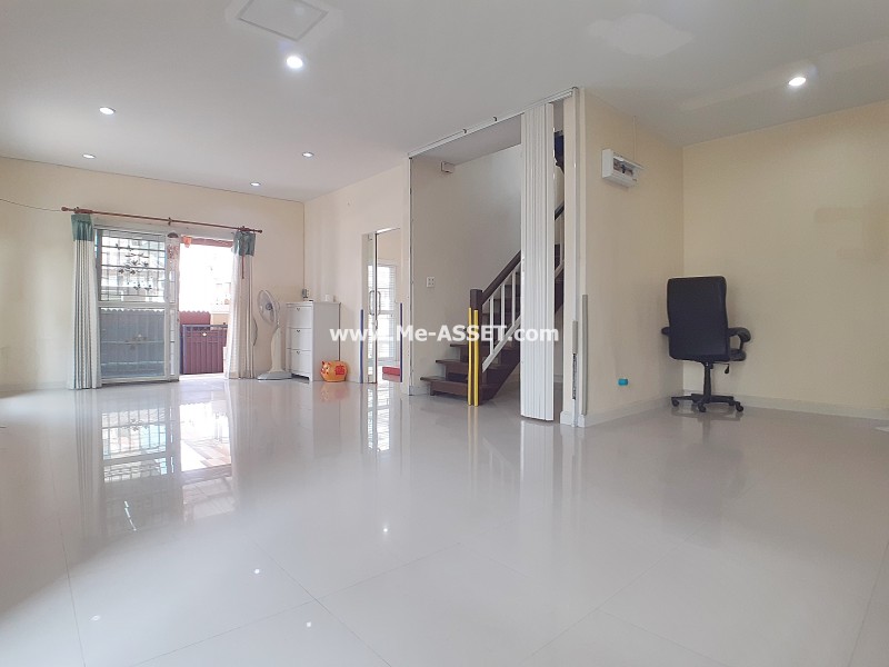 ขายบ้านแฝด ม.นลินวิลล์พลัส ถ.เคหะร่มเกล้า แขวงสะพานสูง เขตสะพานสูง กรุงเทพ / พื้นที่ 2 ชั้น 39 ตารางวา