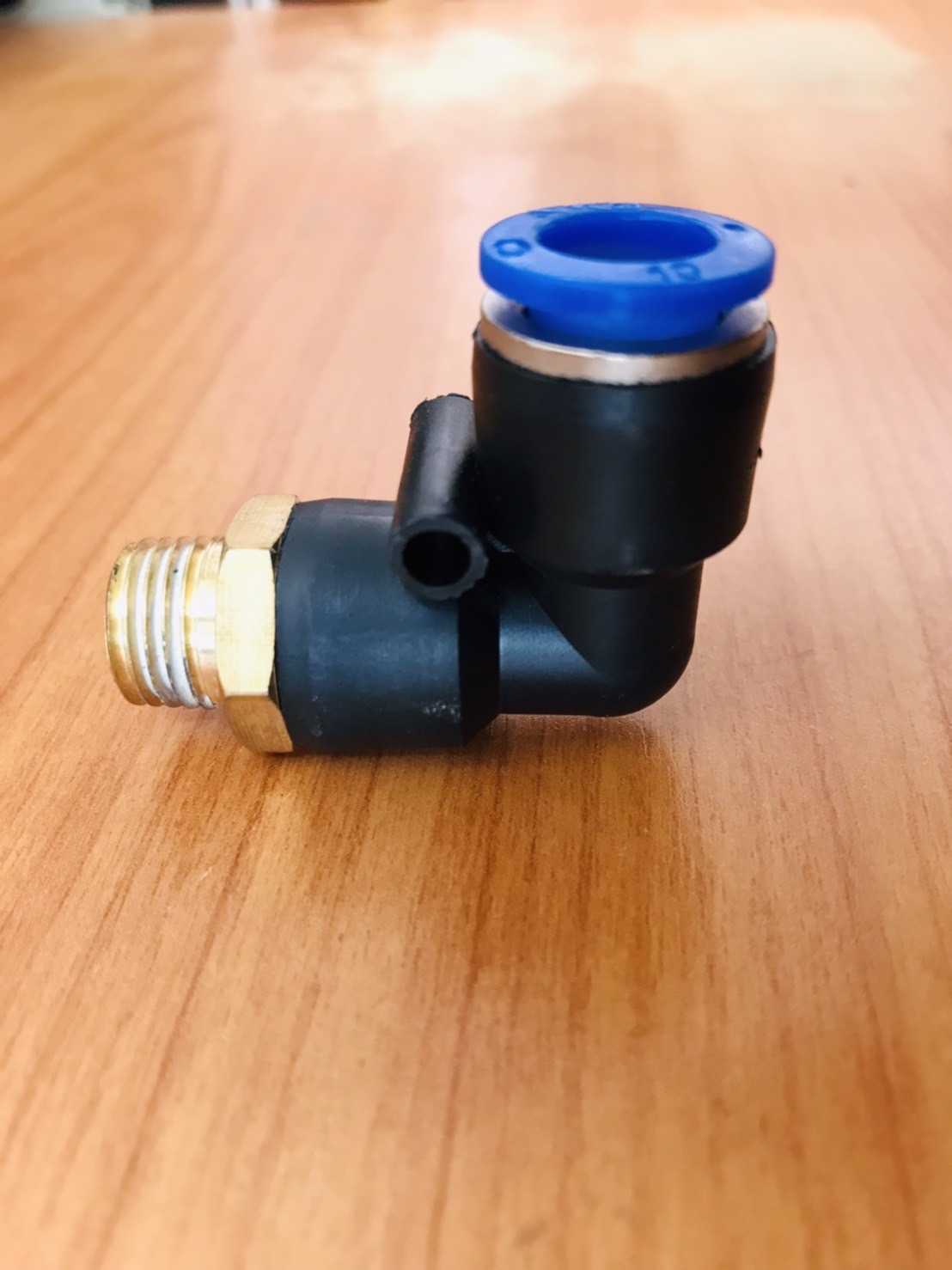 ข้อต่อลมฟิตติ้ง PL 10-02 ฟิตติ้งสายลม 10 มม. เกลียวนอก 2หุน #1002