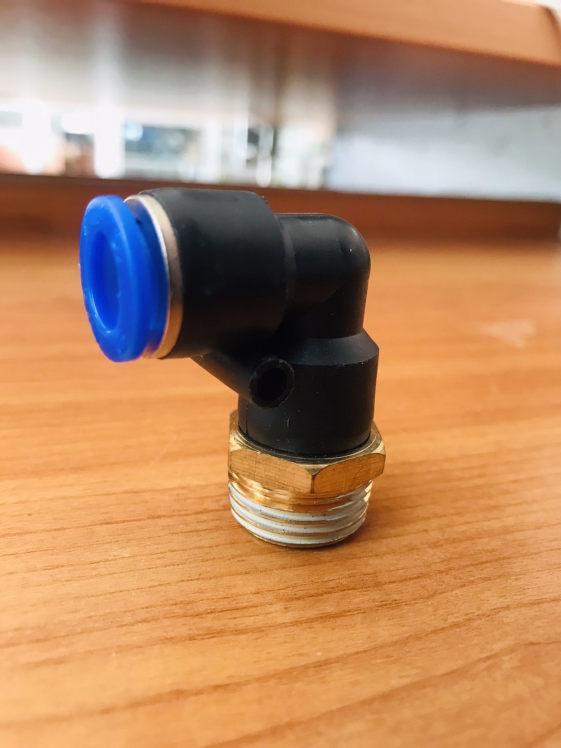 ข้อต่อลมฟิตติ้ง PL 10-04 ฟิตติ้งสายลม 10 มม. เกลียวนอก 4 หุน #1004