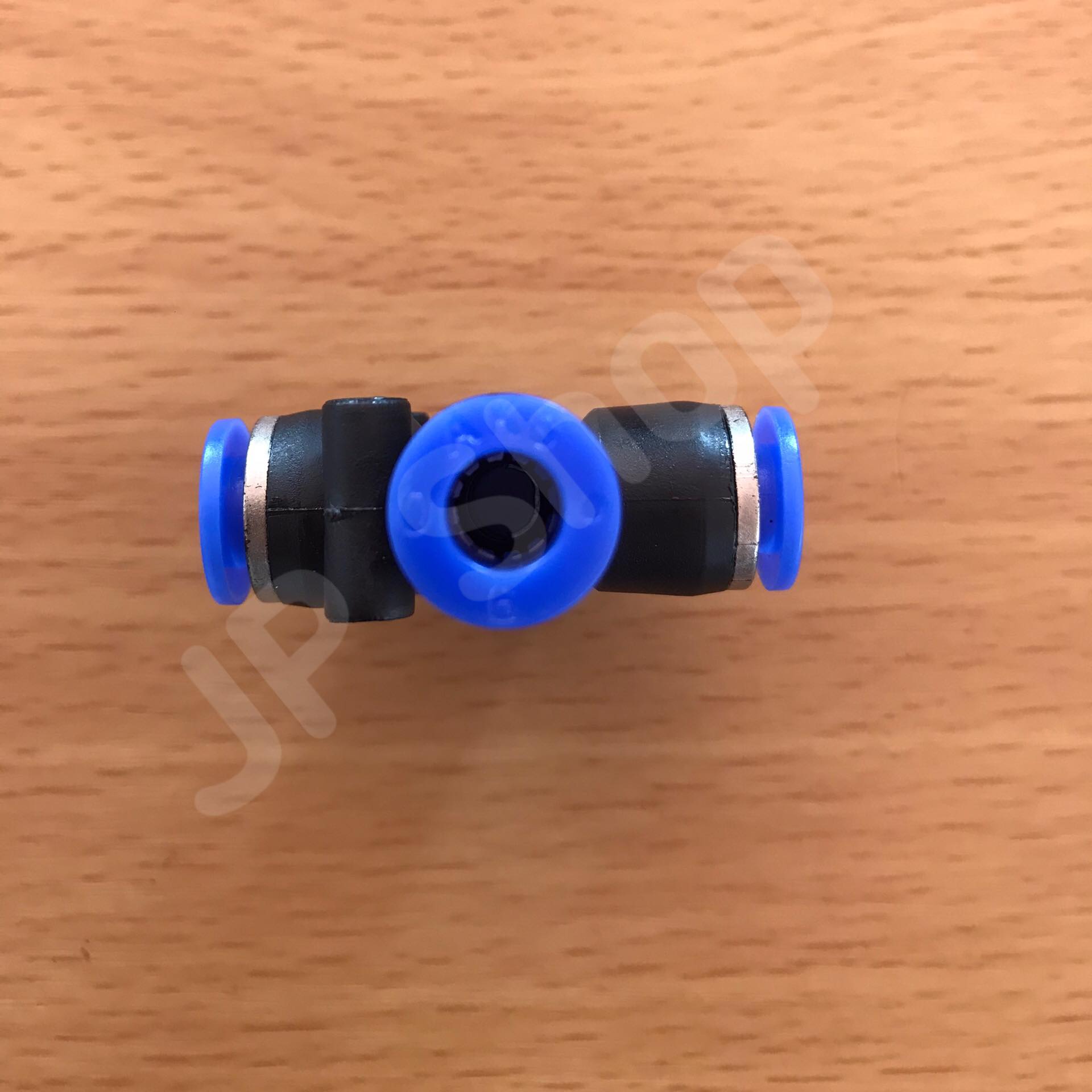 ข้อต่อลม 4 ทาง ฟิตติ้งเมติกส์แบบสีทาง ขนาด 06 มม. ใช้กับสายลม 06 มม. แพค 10 ตัว ข้อต่อ PZA 06 #0106