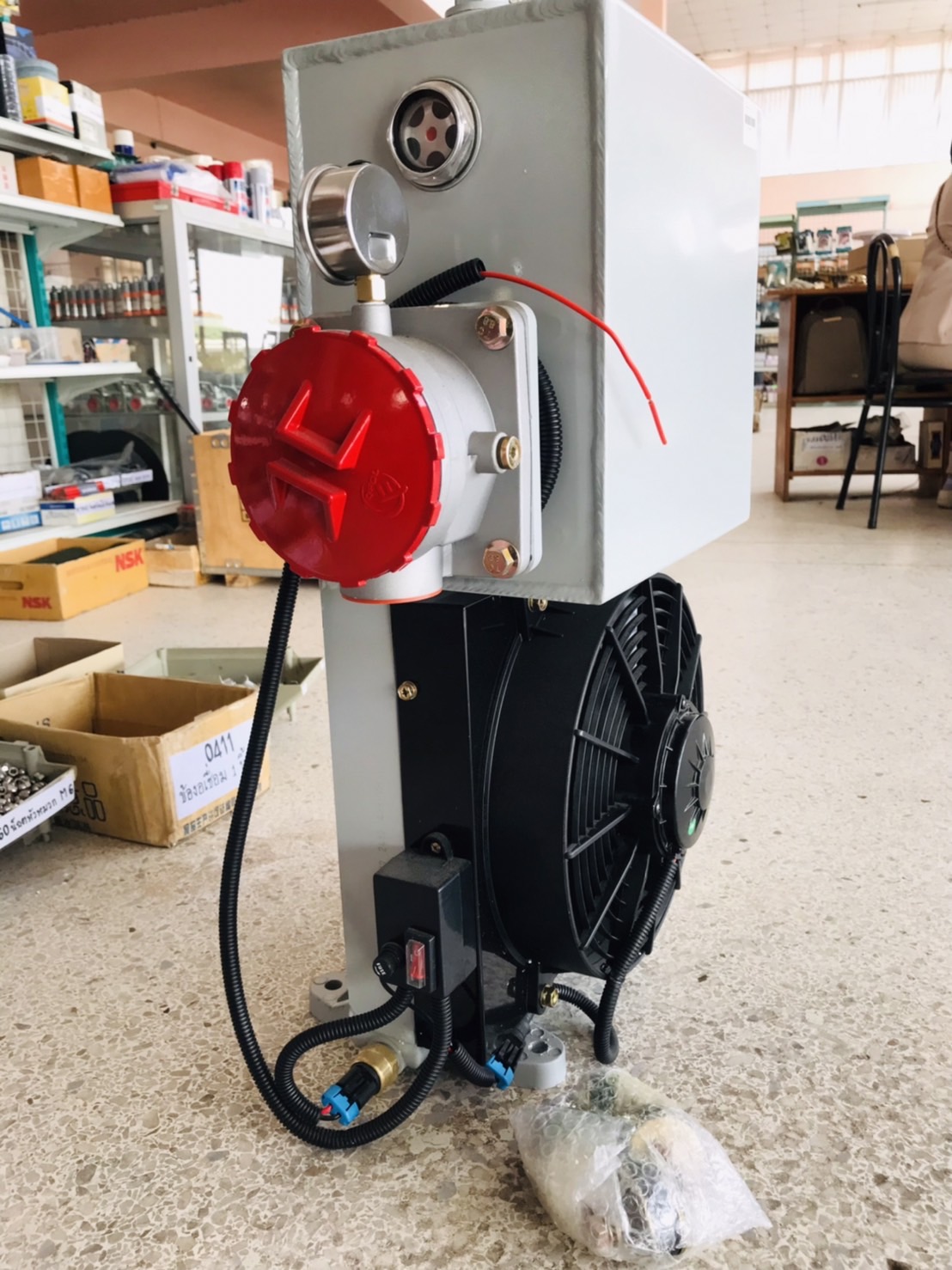 ถังไฮดรอลิกขนาด 18 ลิตร พร้อมพัดลมคูลเลอร์ 24V (Oil Cooler Tank with 24V Fan – Model) สำหรับรถบรรทุกโม่ปูน#523867