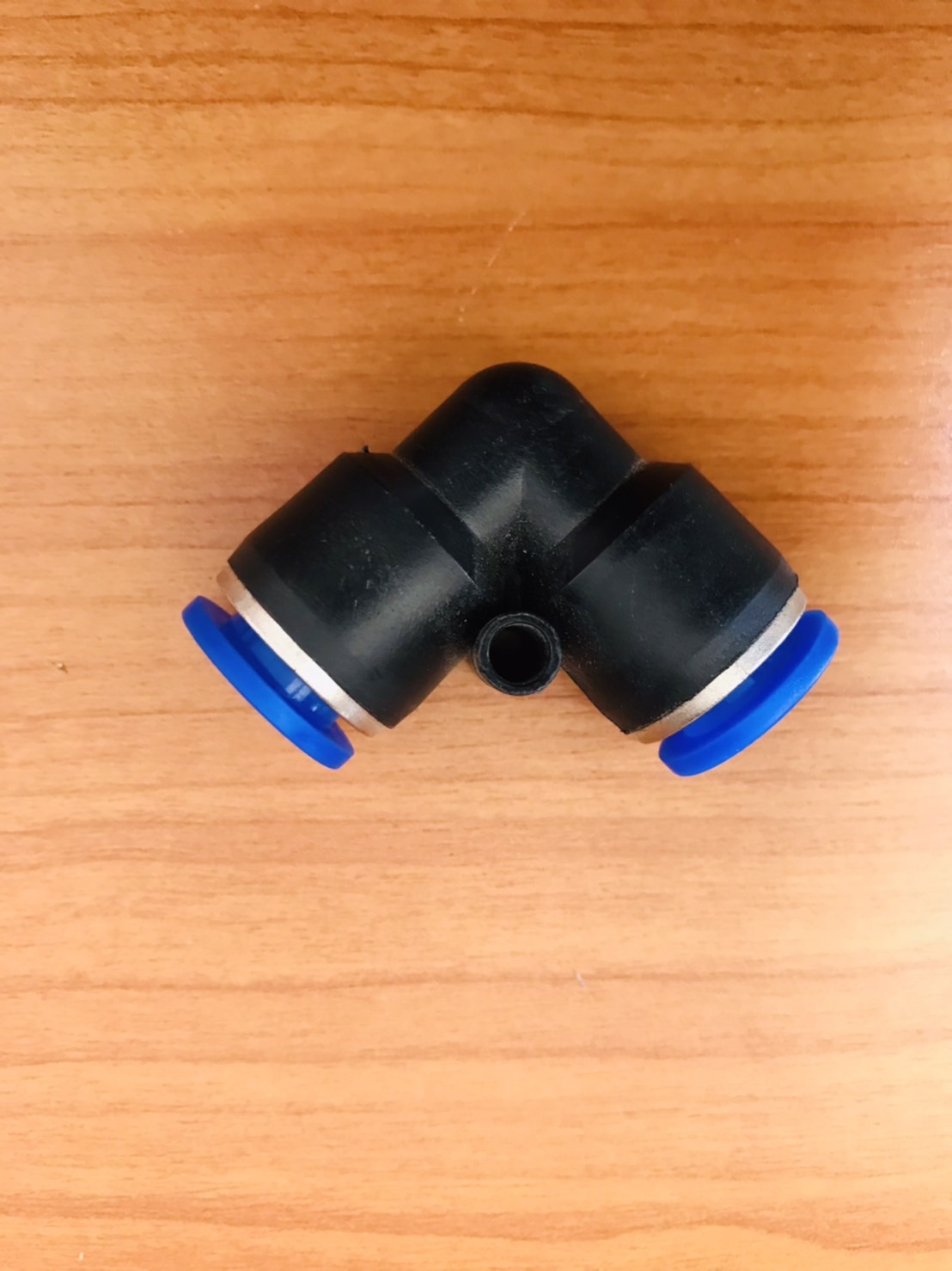 ข้อต่อลมฟิตติ้ง PV-10 ข้องอ 90 องศา สำหรับสายลม 10 มม. #05003