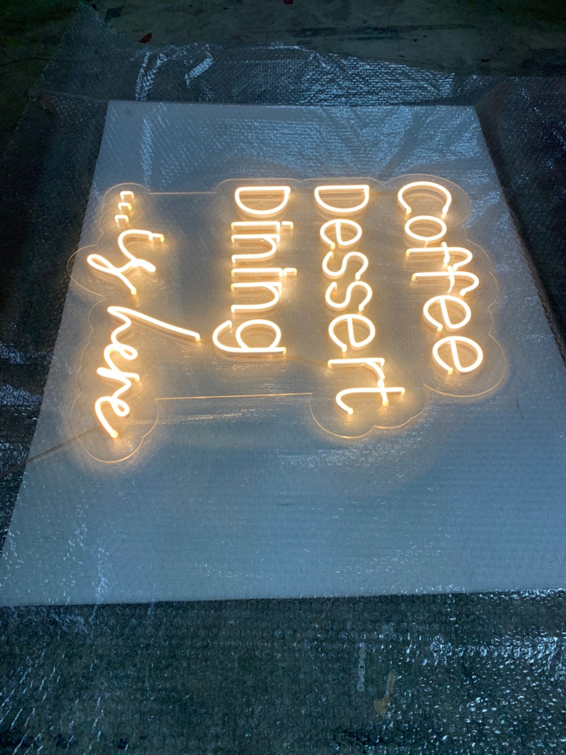 ไฟนีออน