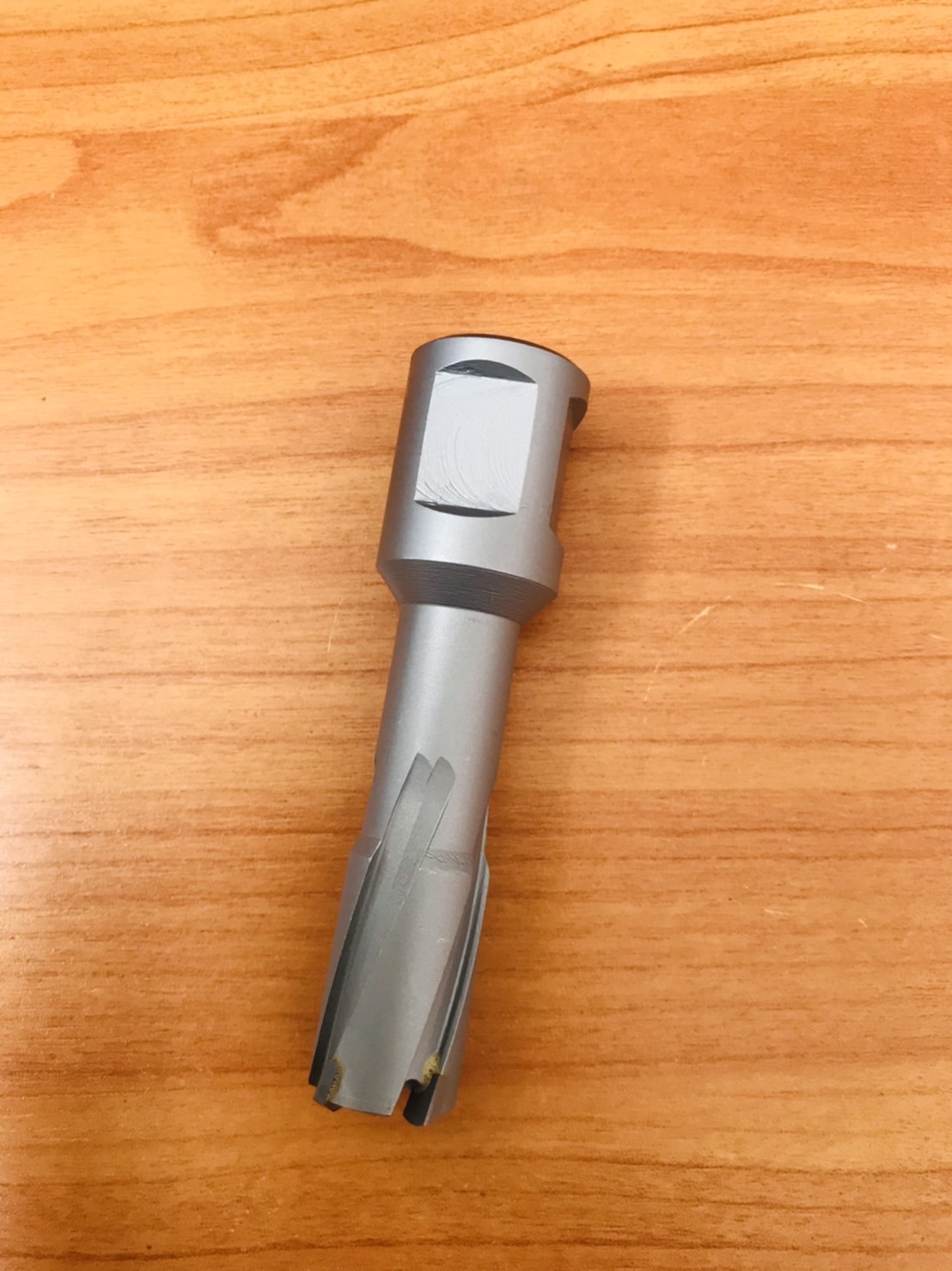 ดอกสว่านเจ็ทบอส แบบโฮลซอว์คาร์ไบสำหรับเจาะเหล็กหนา ด้วยสว่านแม่เหล็กไฟฟ้า ขนาด15*35 มม. #1535