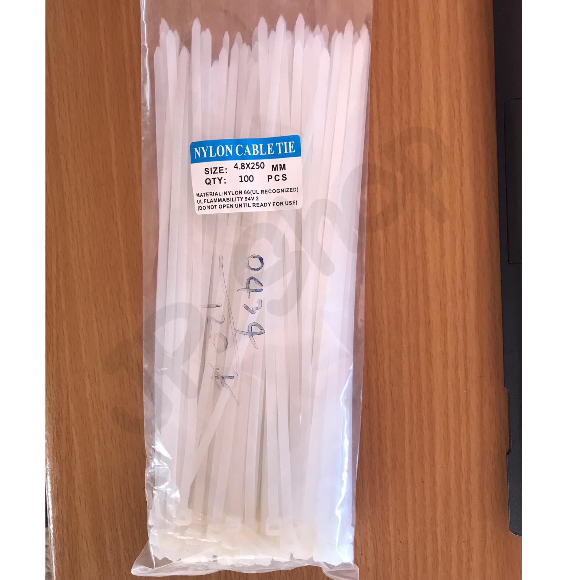 สายรัด CABLE TIE เคเบิ้ลไทร์ 10นิ้ว เหมาะสำหรับนำไปใช้งานต่าง ๆ อาทิเช่น เคเบิ้ลไทร์ใช้รัดสายไฟ, สายแลน (LAN), สายโทรศัพท์, สายสัญญาณ, สายเคเบิ้ลให้เรียบร้อย โกดังในไทย สั่งปุ๊บส่งปั๊บ
