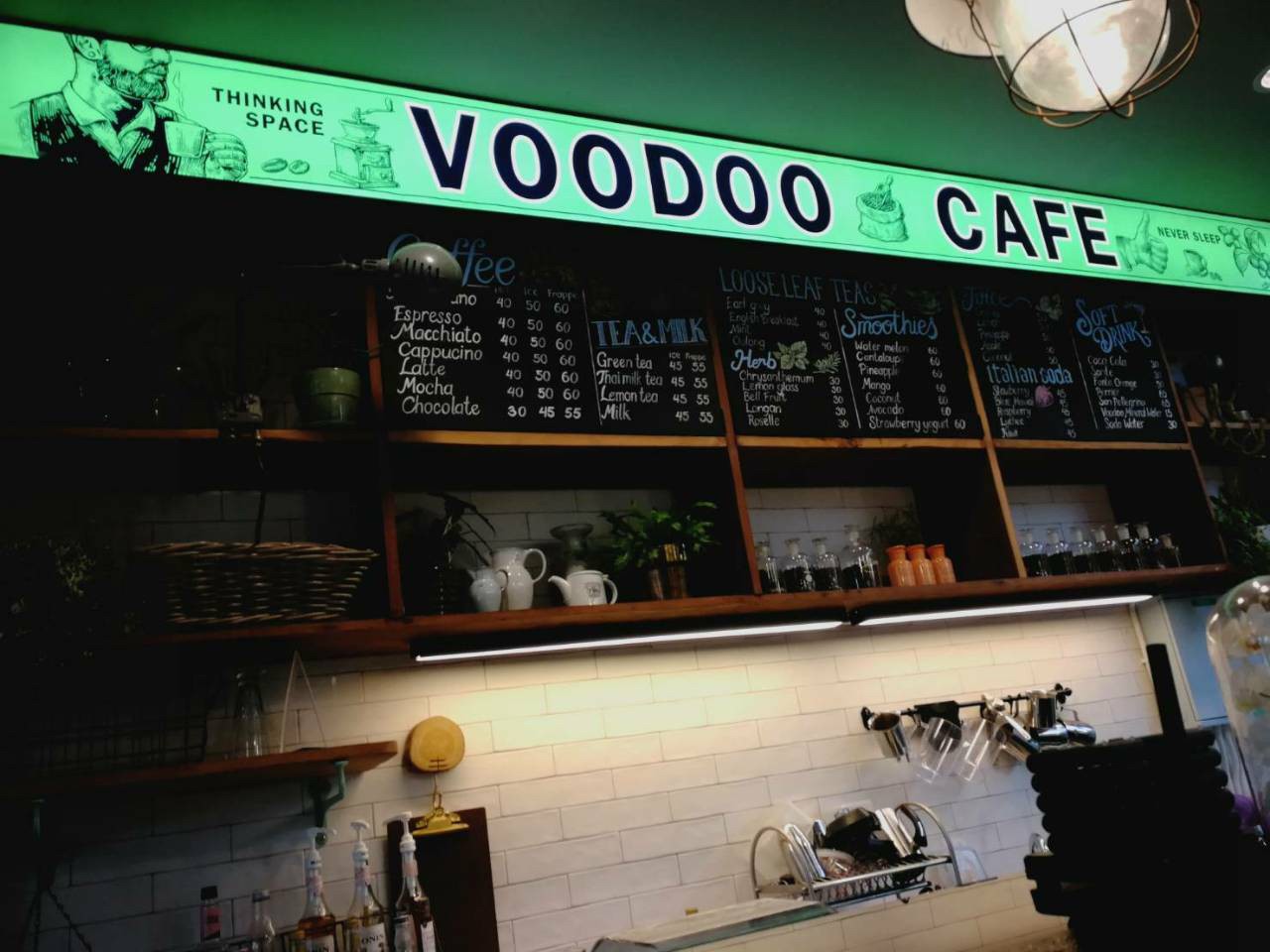 ป้ายไฟออกหน้า VOODOO CAFE