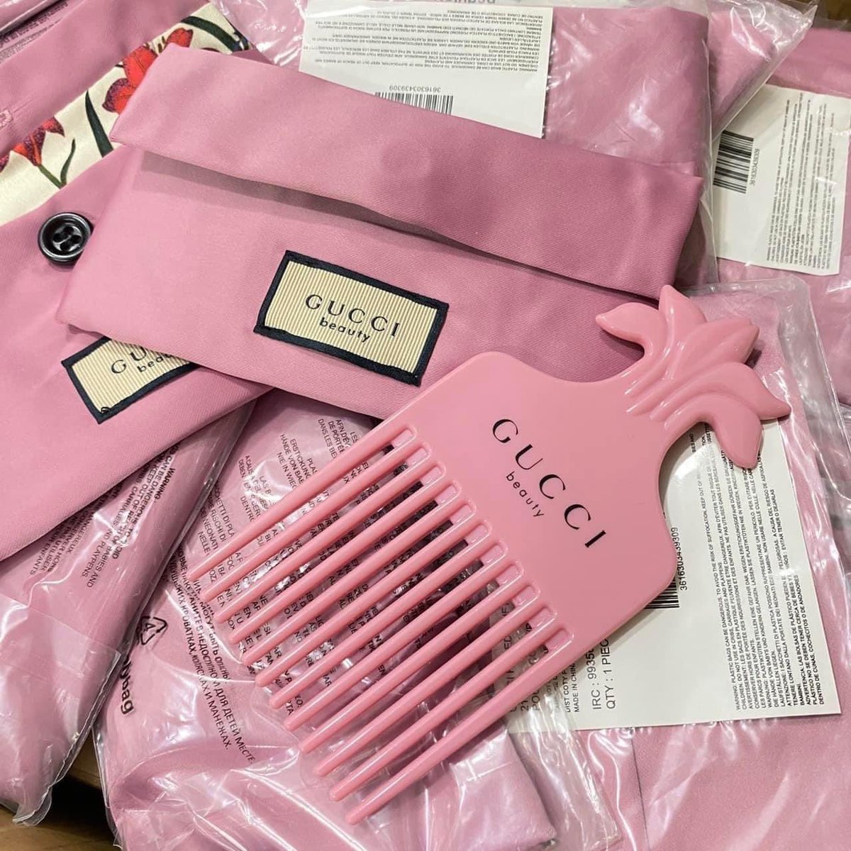 Gucci Beauty Comb & Floral Pouch Case หวีปักผมสีชมพูหวาน