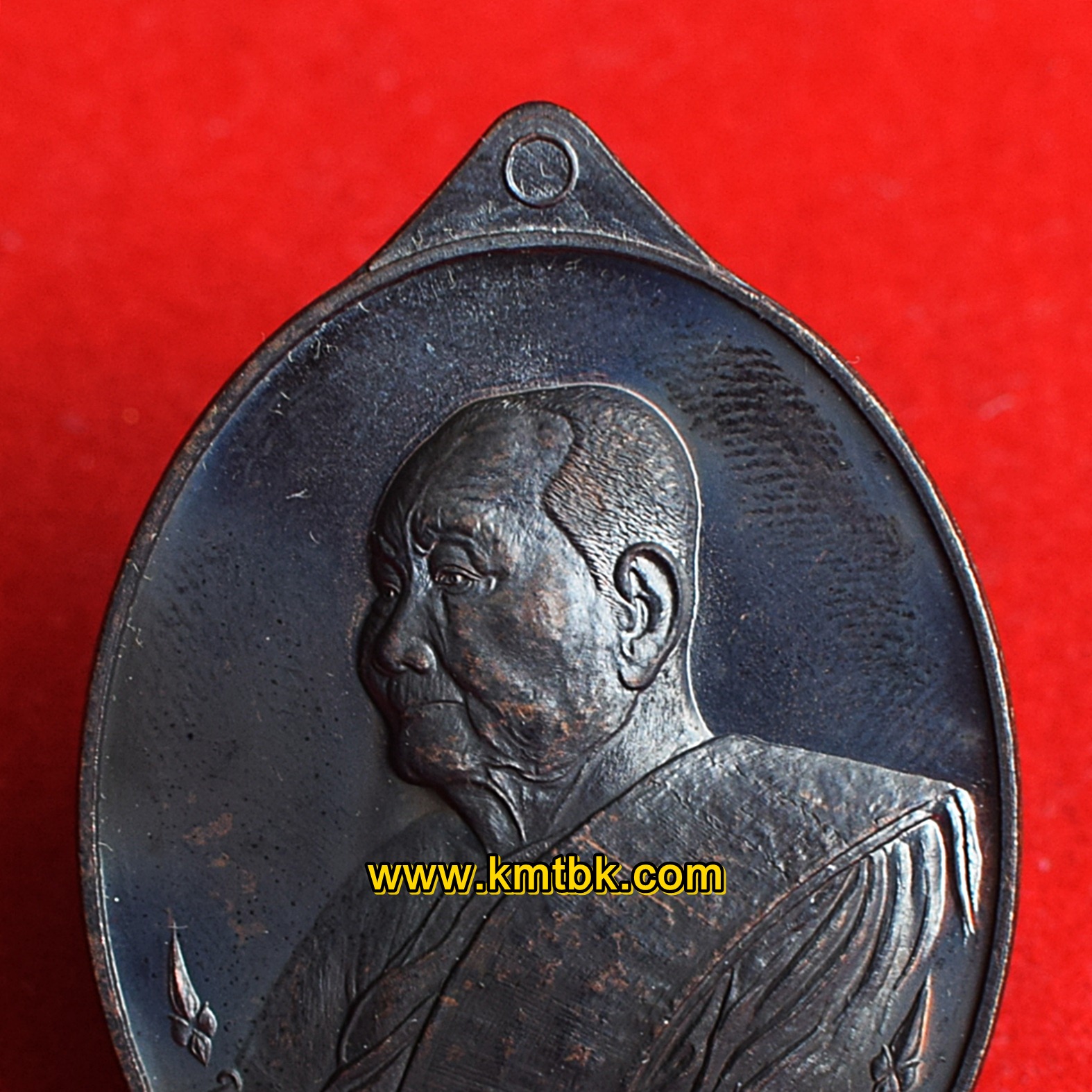 เหรียญเลื่อนบารมี หลวงพ่อจรัญ วัดอัมพวัน จ.สิงห์บุรี เนื้อทองแดงรมดำ ขนาดห้อยคอ ปี2557 ของแท้จากวัด