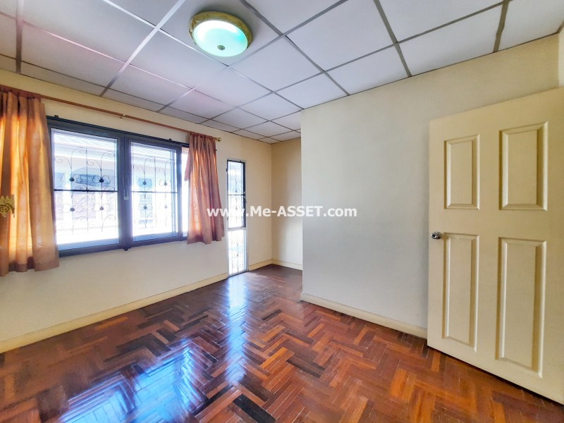 ขายทาวน์เฮ้าส์ ย่าน เคหะร่มเกล้า ราษฎร์พัฒนา น้อมเกล้า : พูนสินธานี 3 / 2 ชั้น 17 ตารางวา