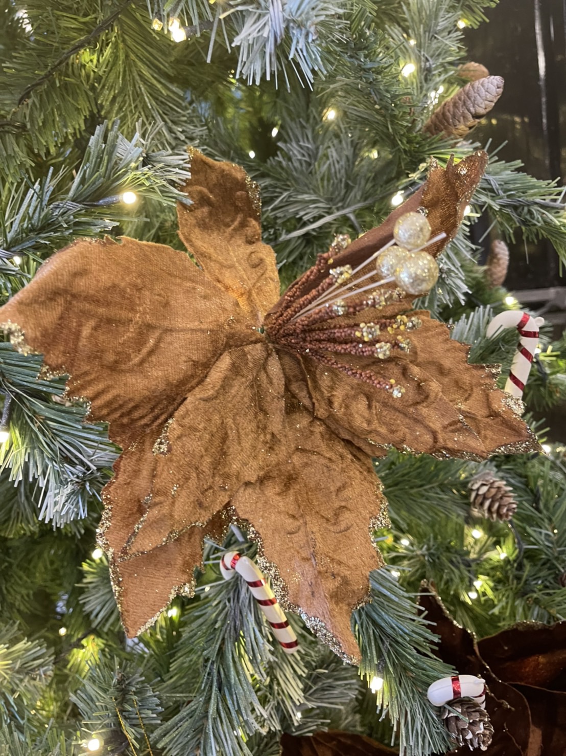 ต้นคริสต์มาสแต่งธีมสี