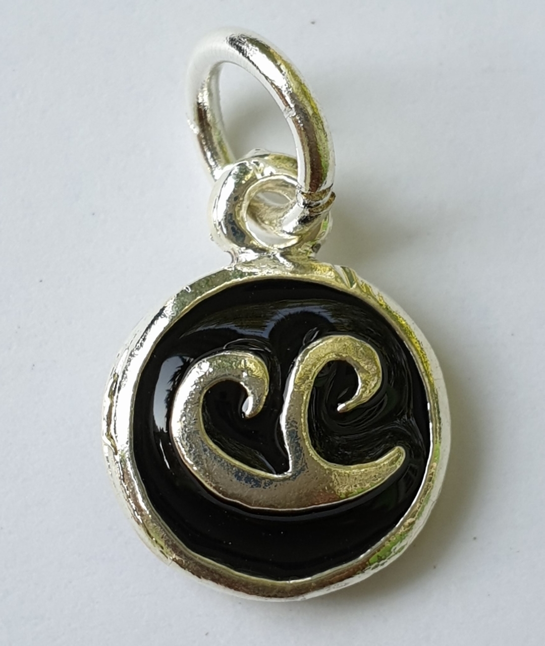 จี้ นะโม เนื้อเงิน มี2แบบ รุ่นศรีวิชัย พศ 2547 พระธาตุเมืองคอน ลงยาดำ ใส่อาบน้ำได้ไม่ลอกไม่ดำไม่แพ้ พุทธคุณครอบจักรวาล เมตตามหานิยม มีโชคลาภ แคล้วคลาดปลอดภัย