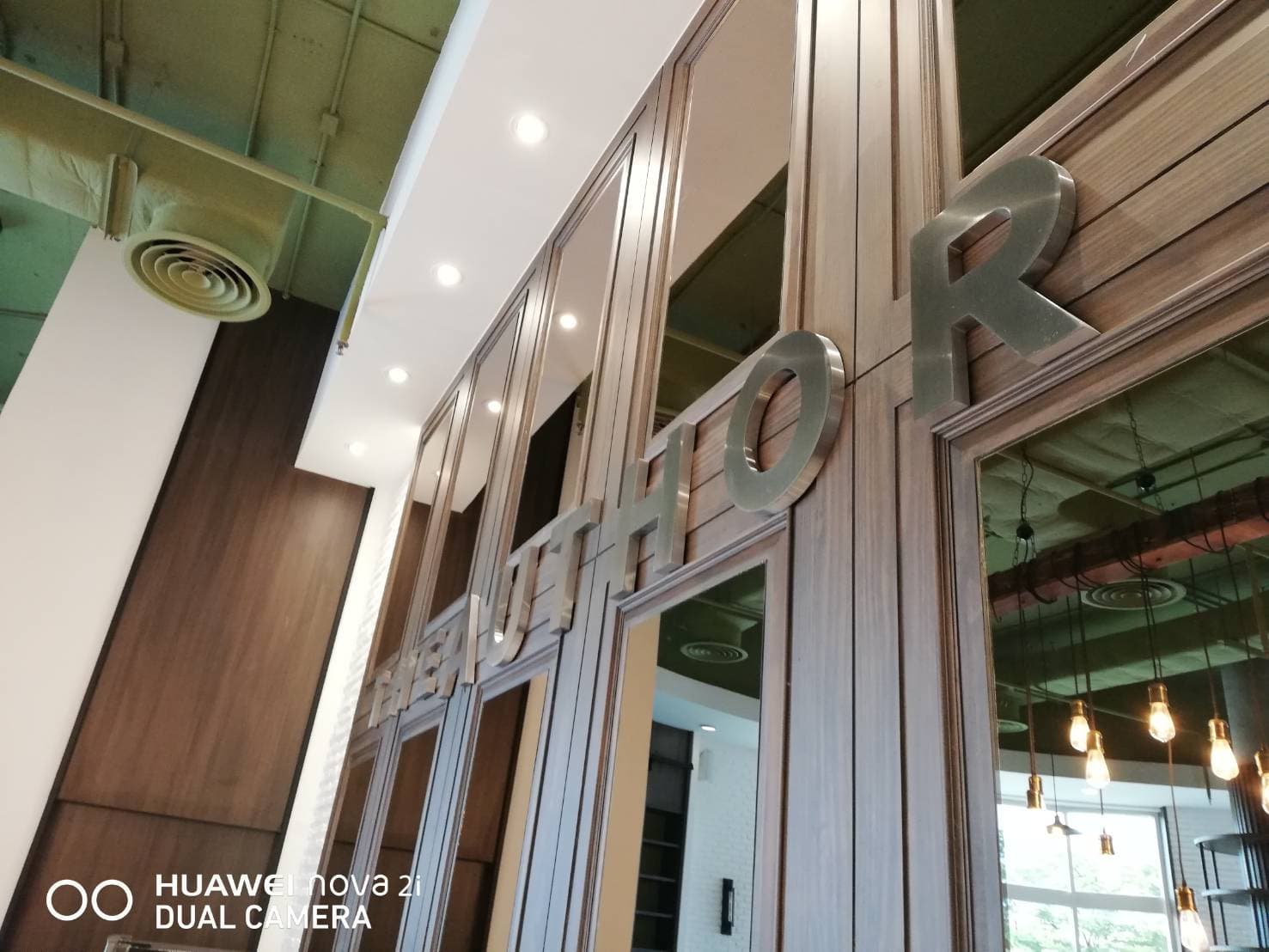 ป้ายสแตนเลส หน้าเงิน THEAUTHOR