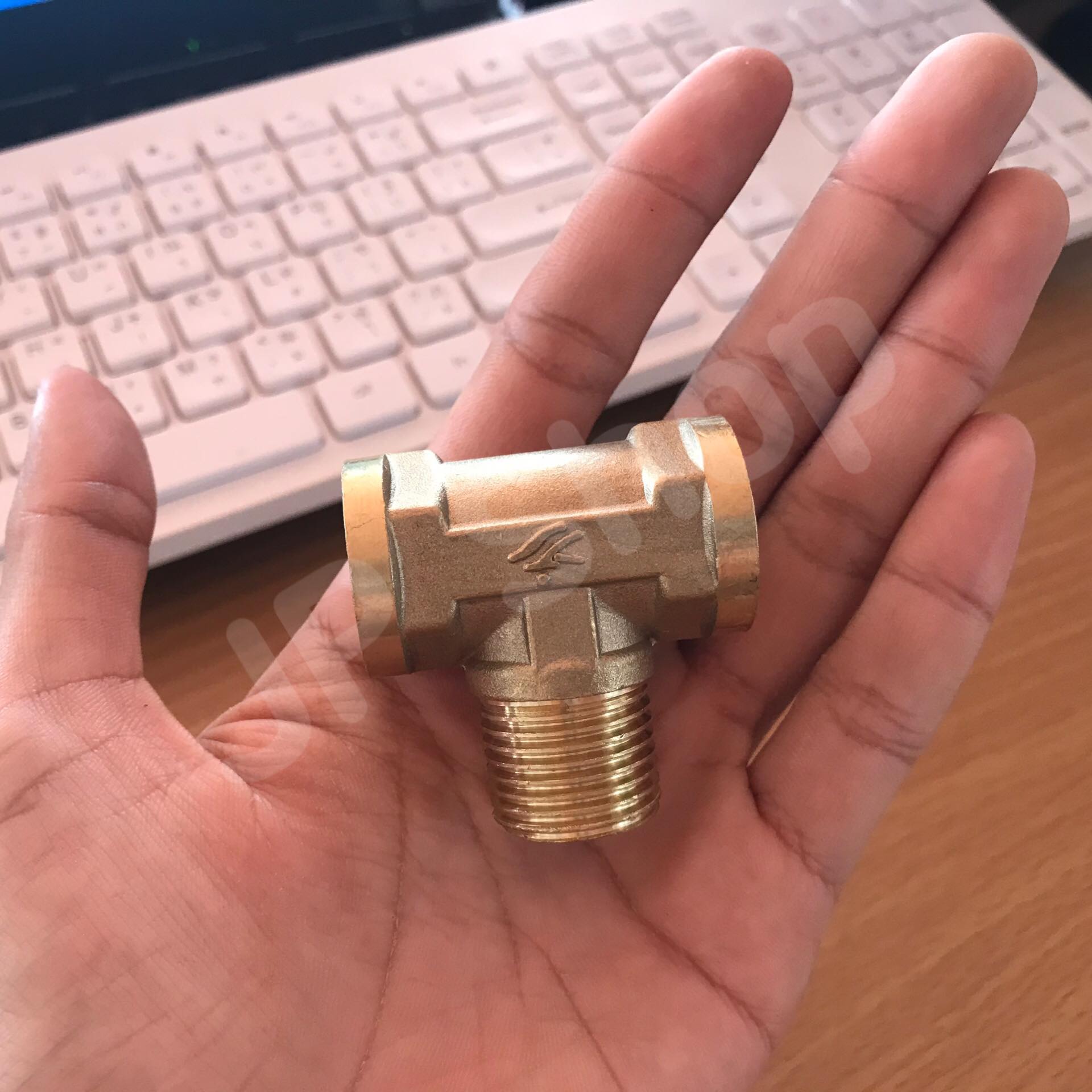 ข้อต่อทองเหลือง สามทางขนาด 4 หุน เกลียวใน 2 เกลียวนอก 1 ข้อต่อ ทองเหลือง สามทาง เกลียวนอก-ใน-ใน #1054