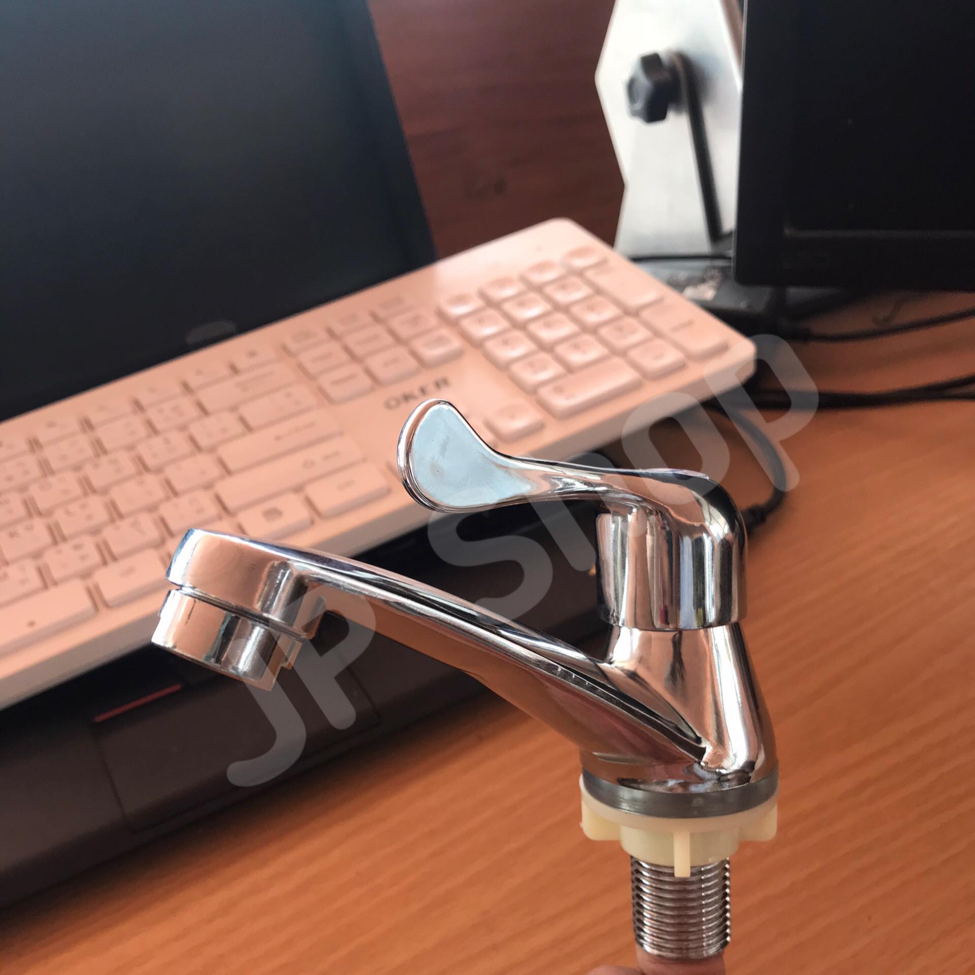 ก๊อกน้ำอ่างล้างหน้าสแตนเลส 05 ขราด 4 หุน ก๊อกน้ำ ก๊อกอ่างล้างหน้า สแตนเลส #05180