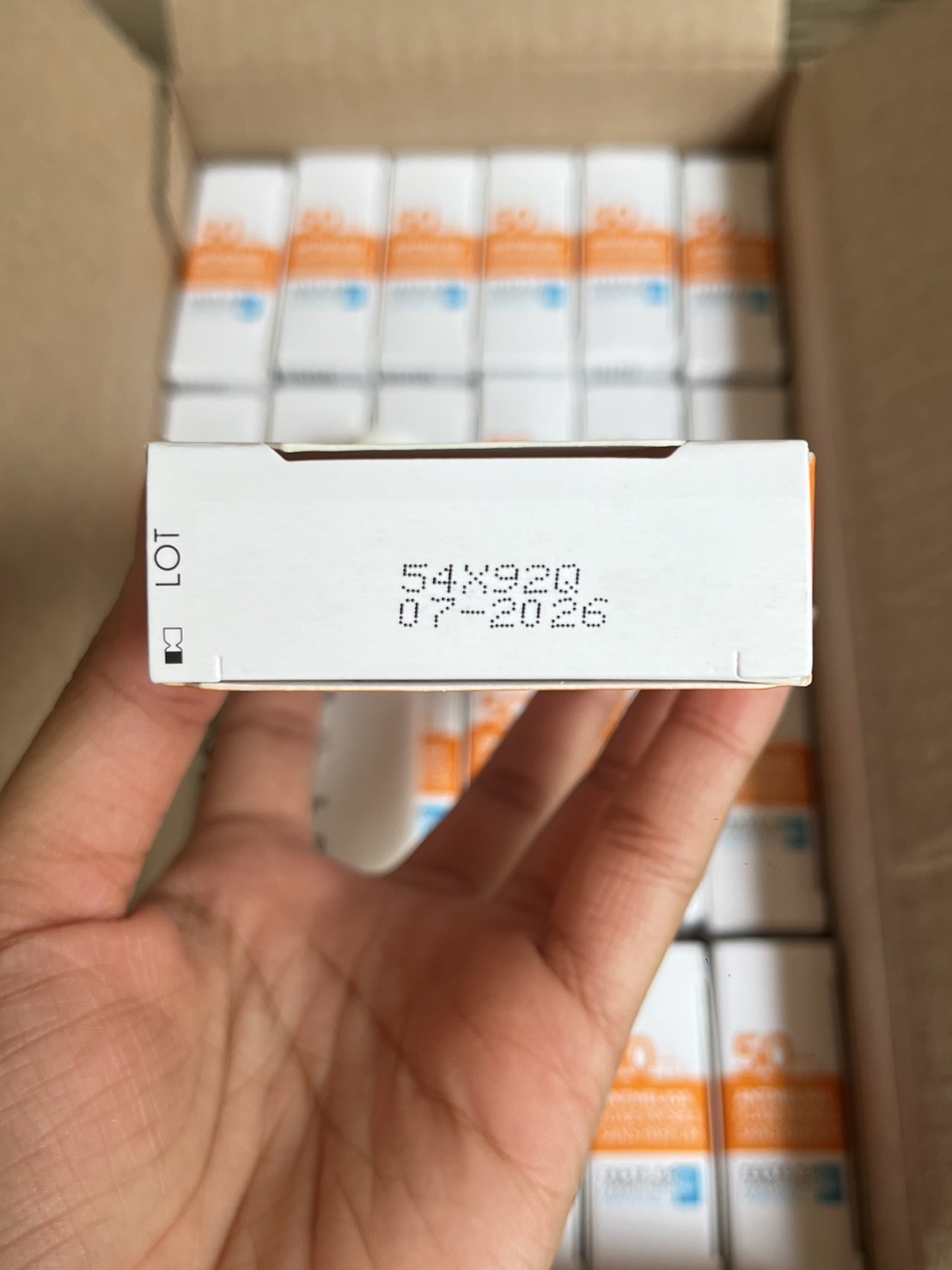 La Roche-Posay Anthelios UVMune 400 Fluid Fragrance-Free SPF50+ 50ml. กล่องแบน อัลตร้าไลท์ ฟลูอิด ผิวผสม/ผิวธรรมดา