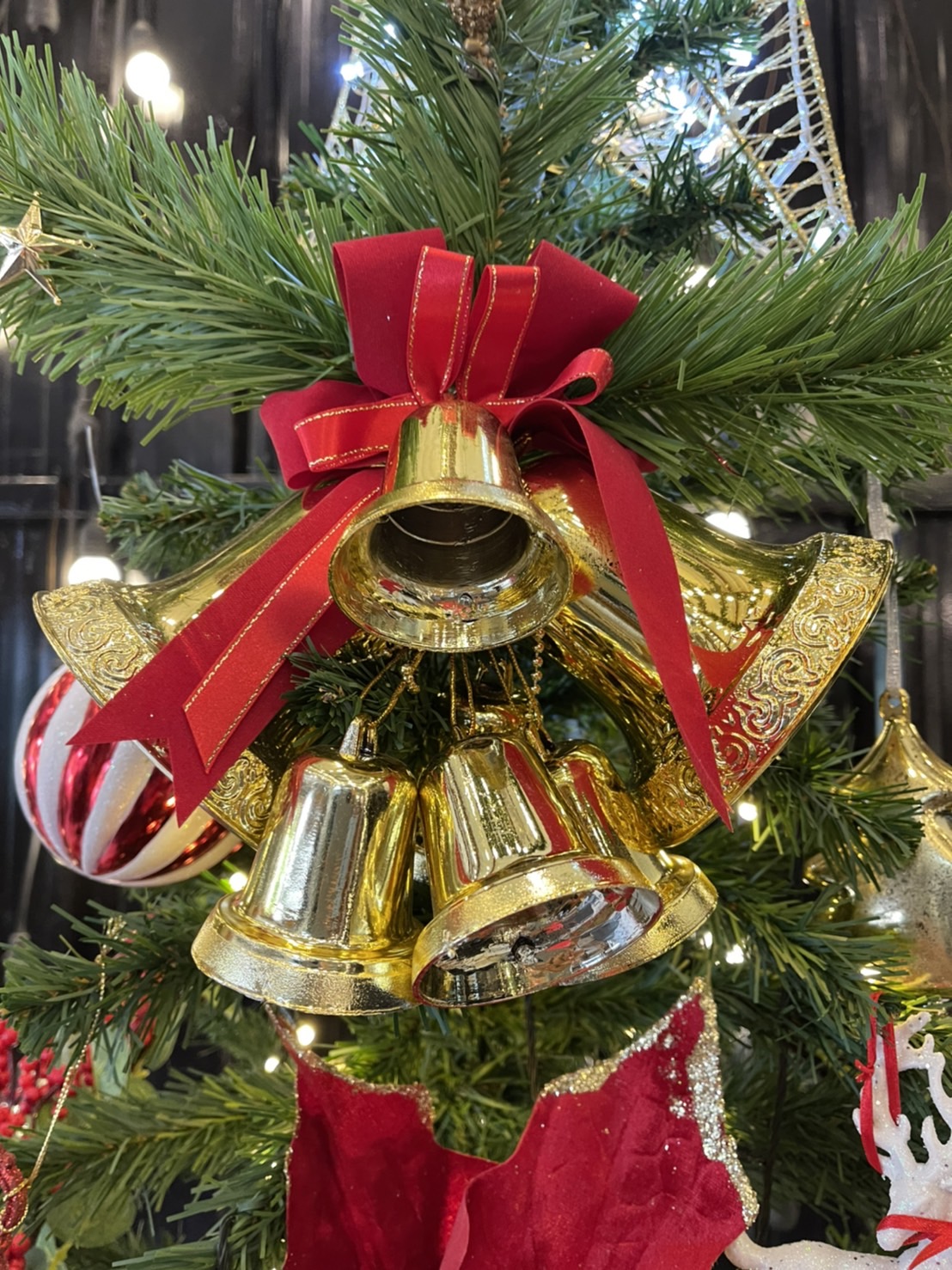 ต้นคริสต์มาสแบบตกแต่งพร้อมของประดับ