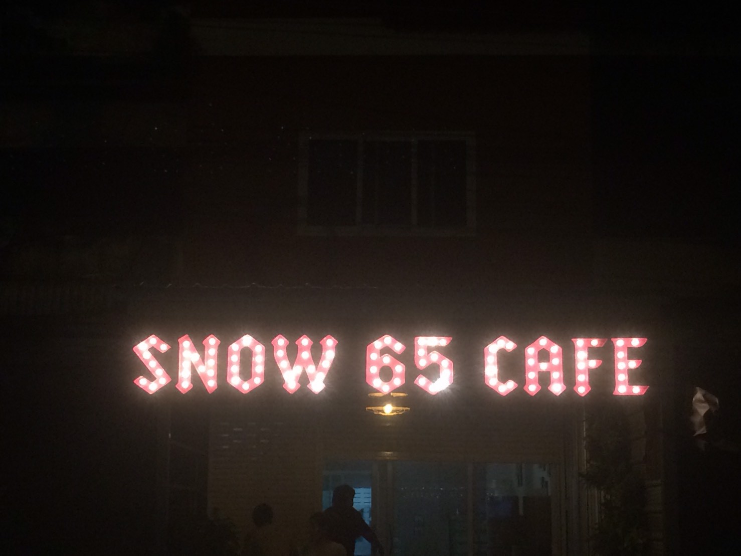 ป้ายไฟปิงปอง SNOW 65 CAFE