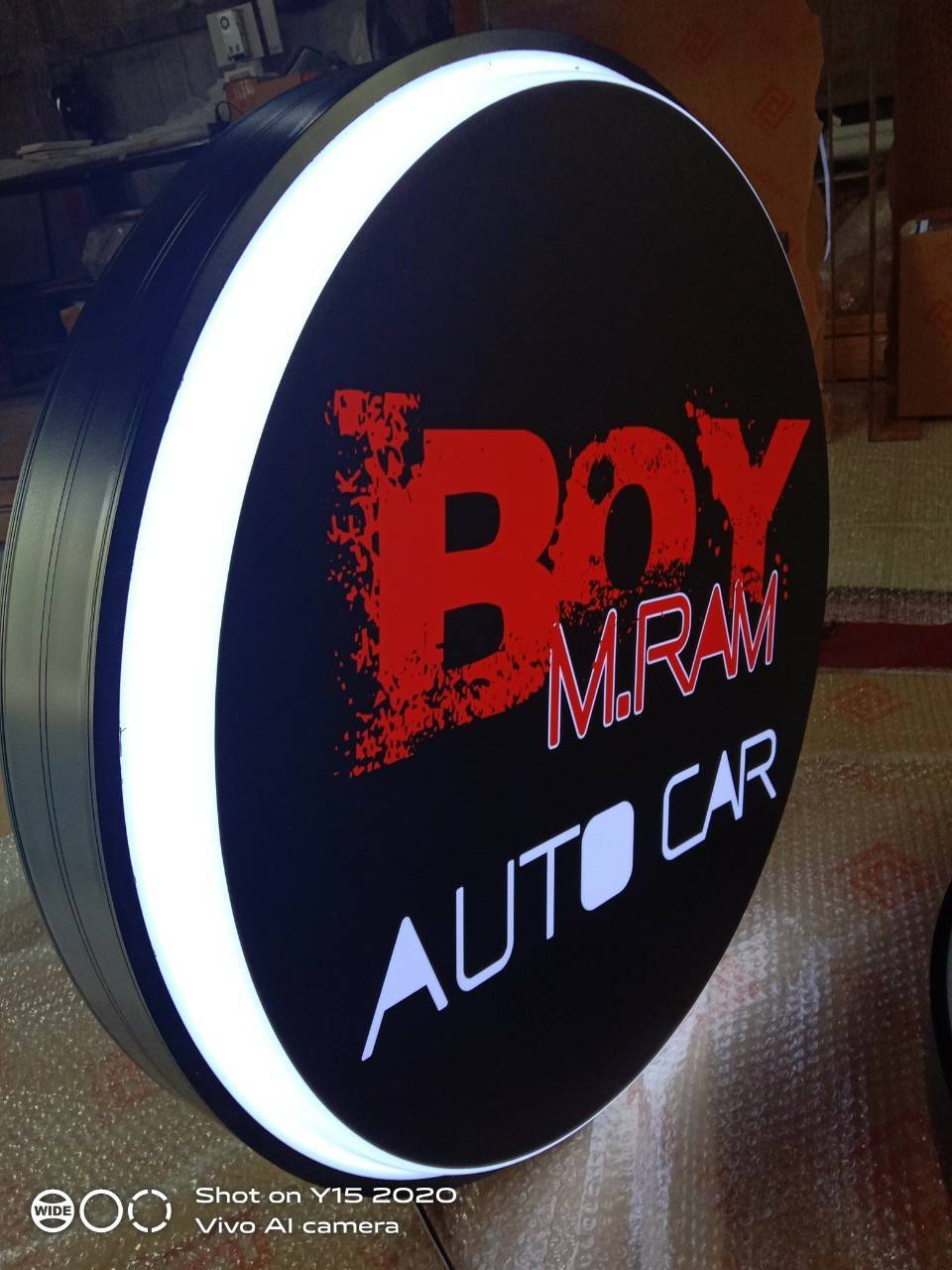 ป้ายกล่องไฟวงกลมไฟออกหน้า 1 ด้าน หน้าติดสติ๊กเกอร์ ขอบซิงค์พ่นสีดำ