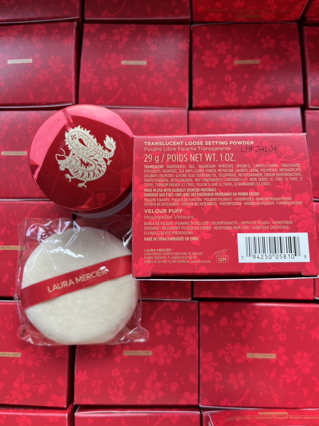 กล่องแดง Laura Mercier Translucent Loose Setting Powder & Velour Puff - Translucent