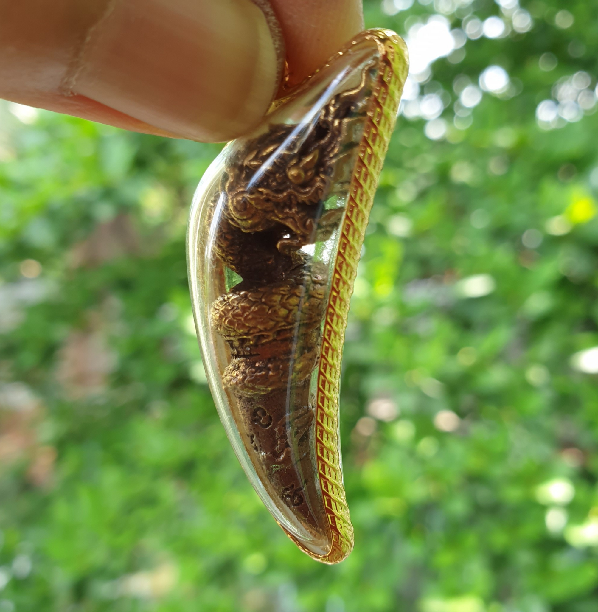 จี้ เขี้ยวพญานาค โชคลาภคุ้มภัยร่ำรวย เนื้อทองหลือง พร้อมกรอบ 1ชิ้น ขนาดองค์พญานาค สูง4.5ซม. กว้าง2ซม. หนา1ซม. ห้อยคอสวยงามดูมีมนต์ขลัง