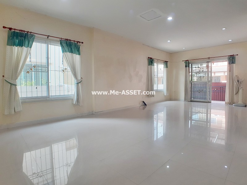 ขายบ้านแฝด ม.นลินวิลล์พลัส ถ.เคหะร่มเกล้า แขวงสะพานสูง เขตสะพานสูง กรุงเทพ / พื้นที่ 2 ชั้น 39 ตารางวา